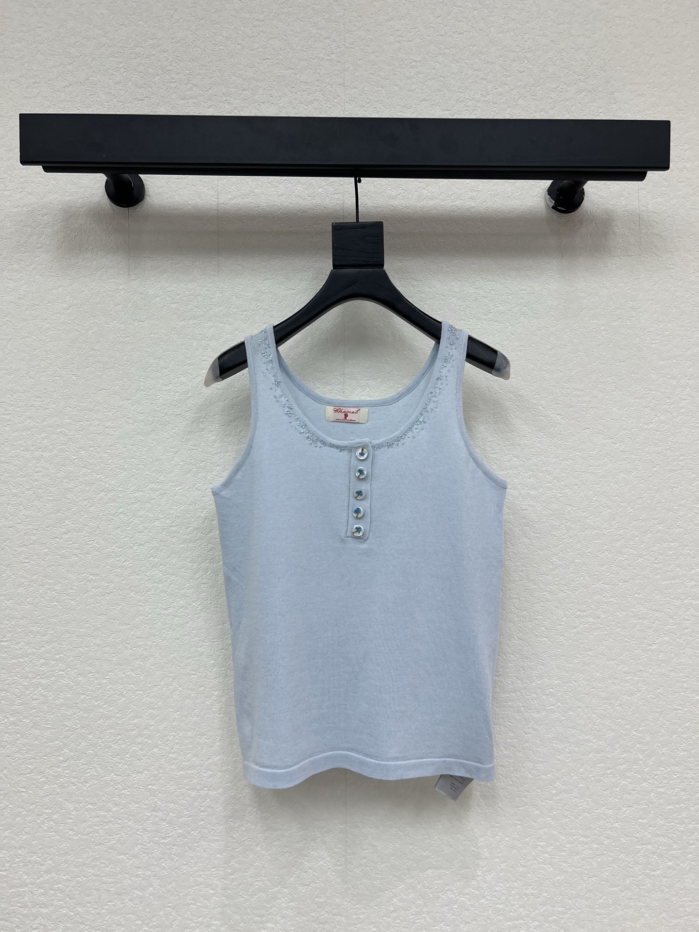 NO:808881,CHANE's latest light blue knitted vest, soft and skin-friendly, super comfortable to wear in summer!  The neckline has sequined lace + customized buttons, and the details are perfect. The sleeveless design is refreshing and slim, and can be worn alone or as an inner layer. The light blue color is refreshing and does not matter skin color, and can be easily used for commuting, dating, and vacations. Pair it with jeans or skirts to easily get the summer atmosphere~SML A,,chanel,skirts,jeans,19860909CHANE*新款浅蓝色针织背心,柔软亲肤,夏天穿超舒服！领口亮片花边+定制纽扣,细节满分.无袖设计清爽又显瘦,单穿或内搭都很百搭.浅蓝色清新不挑肤色,通勤、约会、度假都能轻松驾驭,搭配牛仔裤或半裙,轻松get夏日氛围感～SML A,,chanel,skirts,jeans,,Women's clothing
