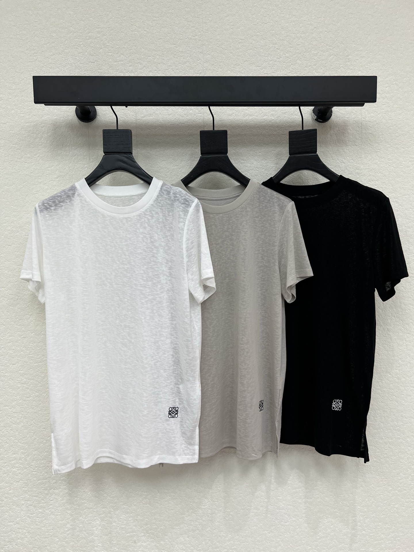 NO:825654,Loew*26 new spring and summer new round neck short-sleeved T-shirt with logo embroidery on the hem. Made of light and breathable Tencel fabric. Super comfortable to wear in spring and summer. Simple round neck design does not pick up on the face shape. Contrast color embroidery on the hem. Low-key and simple. Loose fit. It accommodates a variety of body types. It is OK to wear alone or layered. It can be easily controlled for commuting, leisure and sports. Two-color SML A,, loewe, T-shirt, tees, t-shirt,19860909Loew*26春夏新款下摆logo刺绣圆领短袖T恤 采用轻薄透气天丝面料 春夏穿超舒服 简约圆领设计不挑脸型 下摆撞色刺绣 低调又简约 宽松版型 包容多种身材 单穿或内搭都很OK 通勤 休闲 运动都能轻松驾驭 两色SML A,,loewe,T-shirt,tees，t-shirt,,Women's clothing