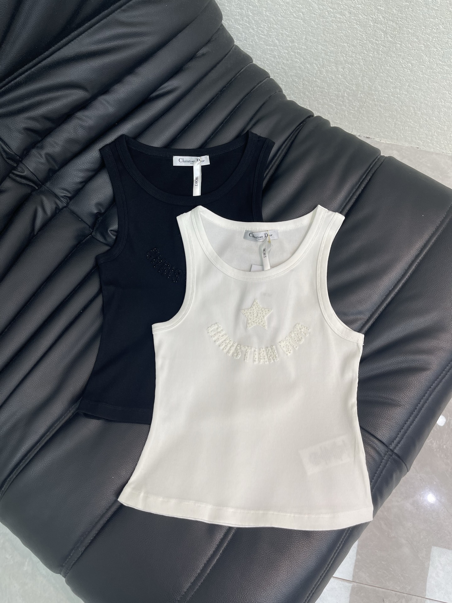 NO:823755,Dio*26 new spring and summer star beaded letter vest, with its own extravagant filter, is a must-have for summer. The ribbed stretch fabric is slim and not tight, and the upper body becomes an hourglass figure in an instant. The beaded stars and brand letters on the chest are low-key and shining with exquisite luster. Black and white are the king of all-match in the wardrobe. Wear alone for a hot girl style, layered with suits and cardigans for an intellectual and elegant look. Wear multiple clothes to complete your outfit throughout the summer!  SML,,dior,business suit,19860909Dio*26春夏新款星星钉珠字母背心,自带贵气滤镜的夏日刚需内搭 罗纹弹力面料修身不勒肉,上身秒变沙漏型身材. 胸前的钉珠星星与品牌字母,低调闪着精致光泽,黑白两色都是衣柜里的百搭王. 单穿是辣妹风,叠穿西装、开衫又是知性优雅,一衣多穿承包你整个夏天的搭配！SML,,dior,business suit,,Women's clothing