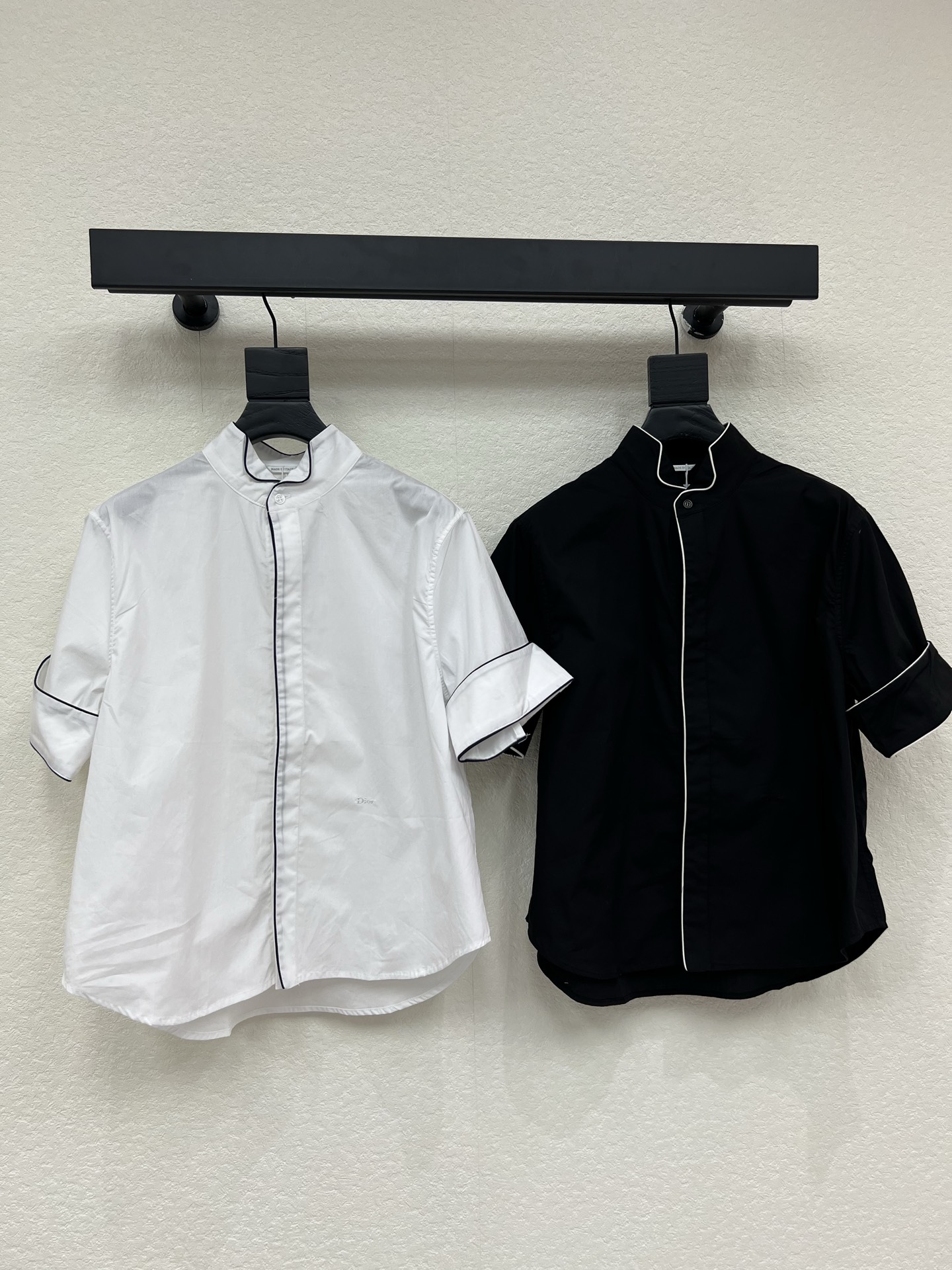 NO:823781,Dio*26 early spring new style black piping short-sleeved shirt, simple design + black piping, full of details! High-quality cotton fabric is soft and comfortable, easy to handle in daily commuting. Classic lapel + single-breasted, elegant and practical, looks great with trousers or skirts, easy to switch between multiple styles~ SML AA,, dior, skirts, shirts, T-shirt,19860909Dio*26早春新款 黑色滚边短袖衬衫 简约设计+黑色滚边 细节感满满!高品质棉面料柔软舒适,通勤日常都能轻松驾驭.经典翻领+单排扣,优雅又实用,搭配西裤或裙装都很出彩,轻松切换多种风格~ SML AA,,dior,skirts,shirts,T-shirt,,Women's clothing