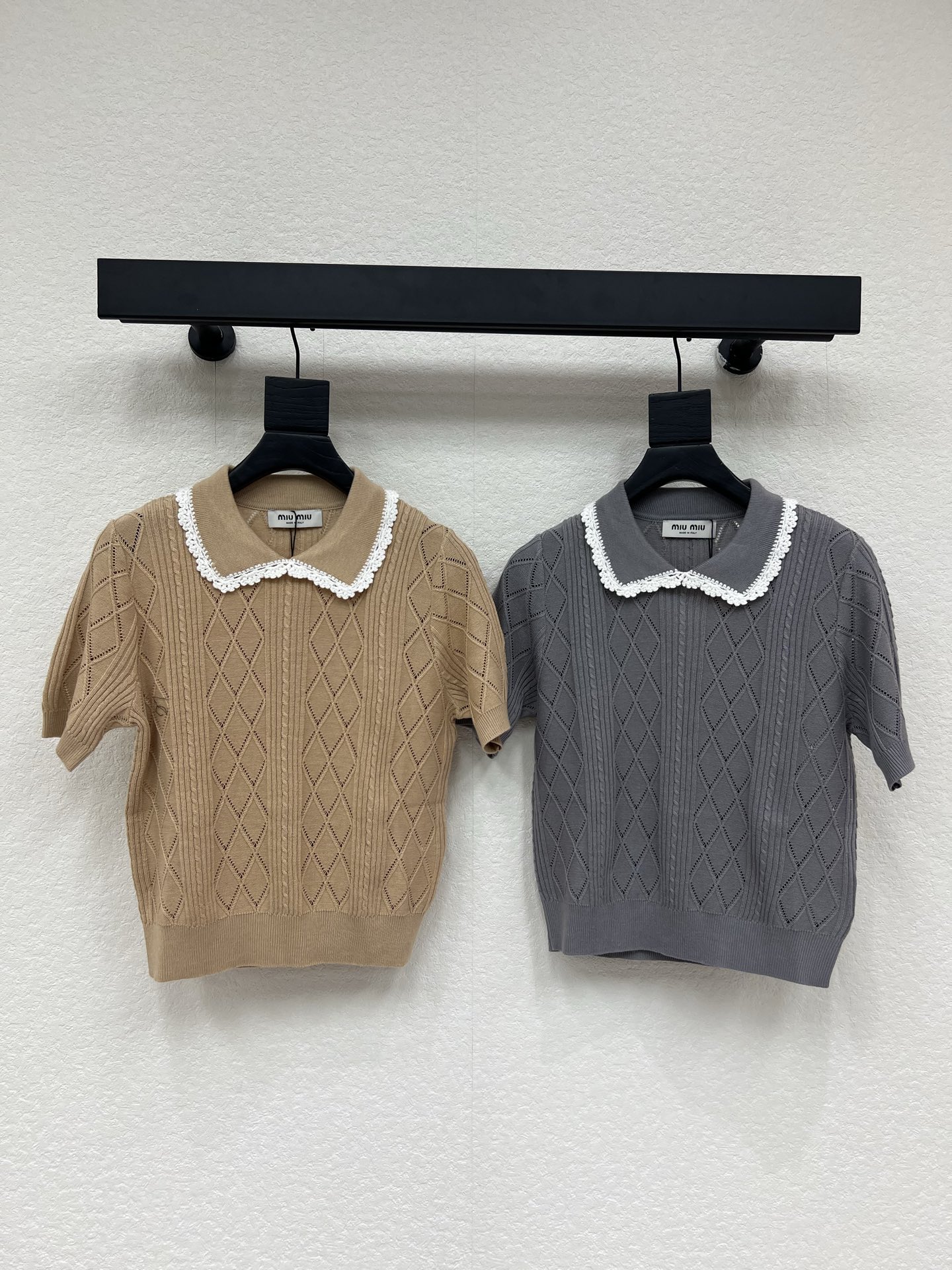 NO:808901,MiuMi*26 new spring and summer diamond lapel knitted short sleeves!  Customized imported cotton knitted material, light and breathable, delicate, soft and comfortable, knitted short-sleeved lapel cut, three-dimensional rhombus texture all over, contrasting lace outline on the neckline, showing off the elegant college style!  SML,,miumiu,T-shirt,19860909MiuMi*26春夏新款菱格翻领针织短袖！定制进口棉毛针织材质 轻薄透气 细腻柔软舒适 翻领针织短袖剪裁 通体立体菱格纹肌理 领口撞色花边勾勒 展现气质学院风格！SML,,miumiu,T-shirt,,Women's clothing