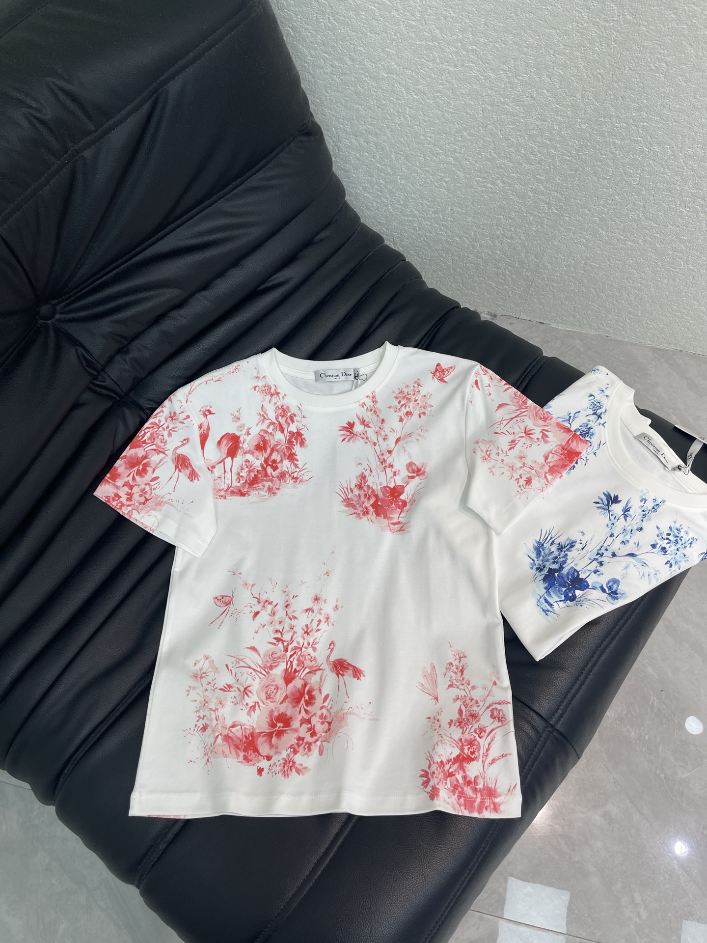NO:808871,Dio*26 new spring and summer ink flower, tree and bird short-sleeved T-shirt!  Customized high-weight cotton material, delicate texture, comfortable and breathable. The whole body pink, white and blue prints are inspired by nature. The flower and bird patterns are super artistic and full of oriental charm. It is elegant and recognizable and super comfortable for daily wear. The classic round neck accommodates a variety of body shapes and can be easily matched with jeans or casual pants. It is fashionable and practical!  Two-color SML A,,dior,jeans,T-shirt,tees,t-shirt,19860909Dio*26春夏新款水墨花树鸟短袖T恤！定制高克重全棉材质 质感细腻 舒适透气 全身粉白蓝白印花灵感来自自然 花卉和鸟类图案超有艺术感 满满东方韵味 优雅又辨识度日常穿着超舒适 经典圆领包容多种身材,轻松搭配牛仔裤或休闲裤,时尚又实用！两色SML A,,dior,jeans,T-shirt,tees，t-shirt,,Women's clothing