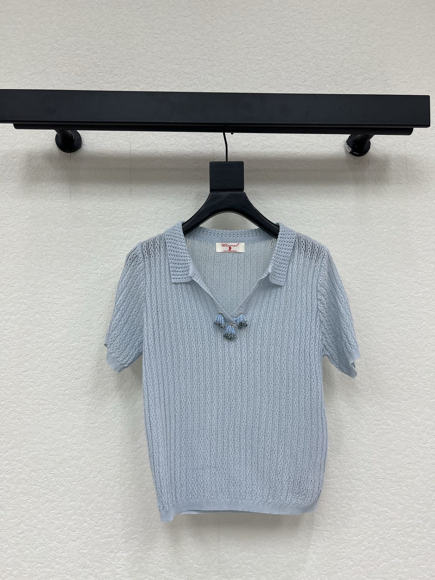 NO:808884,Chane*26 new spring and summer product, sea salt ice blue original textured knitted short-sleeved Polo shirt. Inspired by the sea breeze and clear sky, this knitted top has a breathable feel.  The ice blue tone is gentle and cool, and the transparent hollow texture creates fine waves in the light and shadow, giving it a hazy atmosphere. The Polo lapel outlines neat lines, and the hand-nailed crystal pendant on the collar is like scattered sea salt diamonds, injecting exquisite ingenuity into the minimalist silhouette. SML,, chanel, T-shirt,19860909Chane*26春夏新品 海盐冰蓝 原创肌理针织短袖Polo衫 以海风与晴空为灵感,织就这件自带呼吸感的针织上衣. 冰蓝色调温柔又清冷,通透的镂空肌理,在光影里晕开细碎的波光,自带朦胧氛围感.Polo翻领勾勒出利落线条,领口手工钉制的水晶吊坠,如同散落的海盐碎钻,为极简廓形注入精致巧思.SML,,chanel,T-shirt,,Women's clothing