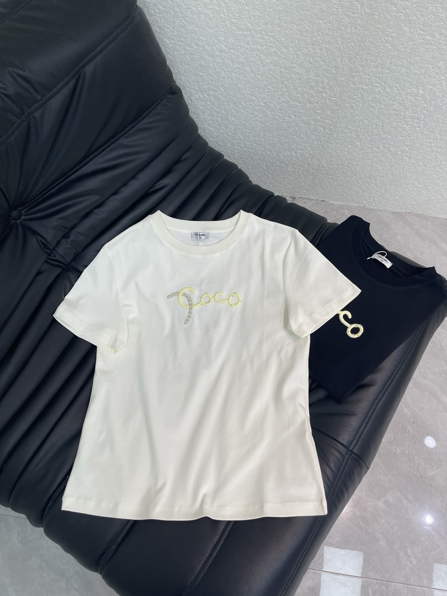 NO:827389,Chane*26 spring and summer new product Coco heavy beading three-dimensional embroidery letter short-sleeved T-shirt. Customized YB mercerized cotton material, fine texture, comfortable and breathable, slim short-sleeved tailoring, slim fit and slim fit, hand-beaded embroidery process is used to outline the letter pattern on the chest, rich colors, echoing the brand style, fashionable temperament. Black and white SML,, chanel, T-shirt, tees, t-shirt,19860909Chane*26春夏新品Coco重工钉珠立体刺绣字母短袖T恤.定制YB丝光棉材质,质感细腻,舒适透气,修身短袖裁剪,穿搭修身显瘦,胸前以手工钉珠刺绣工艺勾勒出字母图案,色彩丰富,品牌格调呼应,气质时髦.黑白 SML,,chanel,T-shirt,tees，t-shirt,,Women's clothing