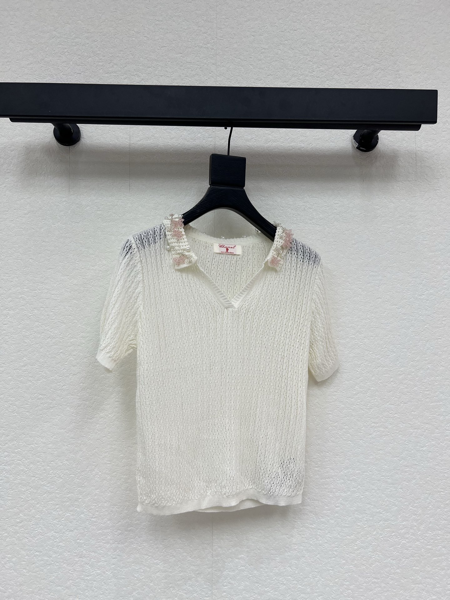 NO:808889,Chane*26 new heavy-duty beaded knitted short-sleeved sweater is a popular item, exquisite regular version, the upper body is slimming!  Customized labeling process, low-key luxury!  Fashionable must-have items to unlock all outfits!  Look for our quality!  The classic items are fashionable and high-end, and the classic styles are versatile and easy to match!  SML,,chanel,T-shirt,19860909Chane*26新品重工订珠针织衫短袖 王炸单品,精致常规版型上身巨显瘦！ 定制贴标工艺 低调奢华！ 时髦精必备单品解锁所有穿搭！ 认准我家品质！经典单品时髦又高级 经典版型百搭不挑人！ SML,,chanel,T-shirt,,Women's clothing