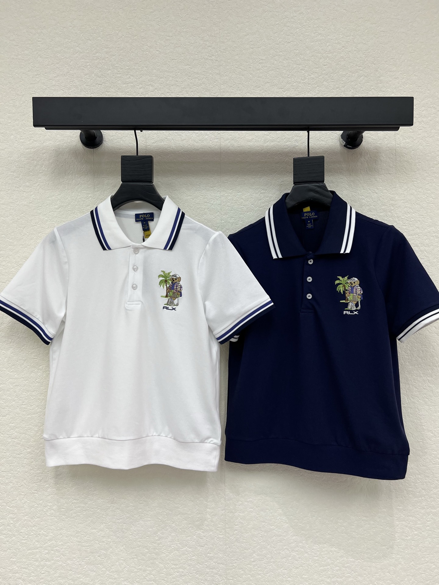 NO:808891,Ralph Laure* Polo26 new style exquisite three-dimensional embroidered short-sleeved polo T-shirt, high-end fabric, skin-friendly, breathable and comfortable, iconic letter pattern, low-key luxury, reducing the age of girls!  A must-have artifact for Bai Fumei!  The classic version is versatile and easy to wear. It is highly recommended to keep it for yourself!  The quality of workmanship depends on the details SML,,loro piana,T-shirt,tees,t-shirt,19860909Ralph Laure*拉夫Polo26新款精致立体刺绣短袖poloT恤 高订面料 亲肤透气舒适 标志性字母图案低调奢华 减龄少女时代！白富美必备神器！ 经典版型百搭不挑人 强烈推荐自留款！ 做工品质看细节 SML,,loro piana,T-shirt,tees，t-shirt,,Women's clothing