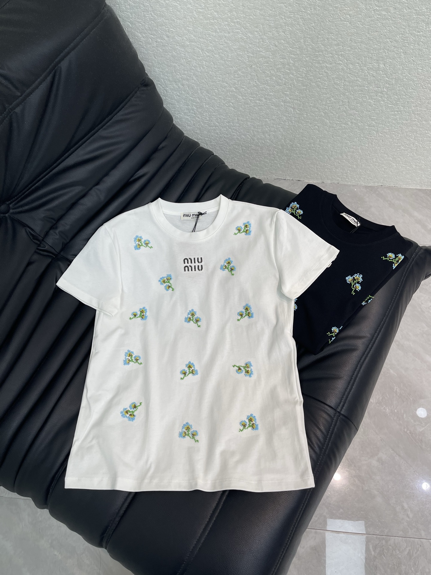 NO:808894,Miumi*26 new spring and summer embroidered flower short-sleeved T-shirt!  Made of pure cotton, soft and comfortable. Heavy blue flower embroidery embellished with embroidered logo. Fresh and exquisite. The brand logo on the chest is very recognizable. It is super refreshing to wear in summer!  Versatile and easy to match, it looks great with jeans or a skirt, and can easily switch between casual or sweet styles. Two-color SML A,,miumiu,skirts,jeans,T-shirt,tees,t-shirt,19860909Miumi*26春夏新款刺绣花朵短袖T恤！采用纯棉材质 柔软舒适 重工蓝色小花刺绣点缀刺绣logo 清新又精致 胸前品牌标志超有辨识度 夏天穿超清爽！百搭不挑人 无论配牛仔裤还是半裙都很出彩,轻松切换休闲or甜美风.两色SML A,,miumiu,skirts,jeans,T-shirt,tees，t-shirt,,Women's clothing