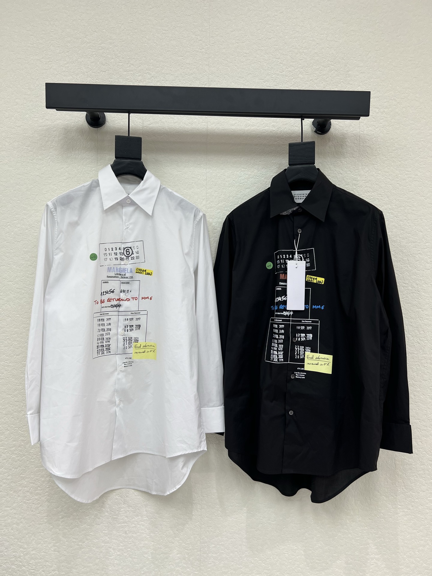 NO:822737,MM6 Maison Margiela, mid-length long-sleeved printed shirt, a fusion of iconic deconstructed aesthetics and street art style.  It adopts a classic lapel long-sleeved shirt style with an asymmetrical curved hem, which weakens the regularity of traditional formal shirts. The brand's iconic digital logo, handwritten slogans and imitation document graffiti are printed on the chest in a collage style. The colorful printing collides with the basic black/white background, giving it a casual and uninhibited artistic atmosphere. The loose silhouette of the same style for men and women also makes the outfit more plastic.  The fabric is made of high-count cotton poplin, which is crisp yet drapey. It has both breathability and wearing comfort, and can be easily created in casual or light workwear styles. The slightly wide design of the cuffs echoes the loose tailoring of the body, continuing the brand's iconic deconstruction details, making everyday shirts full of avant-garde attitude. Size SML A,,masion margiela,shirts,19860909MM6 Maison Margiela,中长款长袖印花衬衫 标志性解构美学与街头艺术风格的融合之作. 它采用经典翻领长袖衬衫版型,搭配不对称弧形下摆,弱化了传统正装衬衫的规整感.胸前以拼贴式印花呈现品牌标志性数字标识、手写体标语与仿单据涂鸦,色彩跳脱的印花与基础黑/白底色碰撞,自带随性不羁的艺术氛围,男女同款的宽松廓形也让穿搭更具可塑性. 面料选用高支棉府绸,挺括又不失垂坠感,兼具透气度与穿着舒适度,可轻松打造休闲或轻工装风格.袖口的微宽设计与衣身的宽松剪裁呼应,延续了品牌标志性的解构细节,让日常衬衫也充满先锋态度. 尺码SML A,,masion margiela,shirts,,Women's clothing