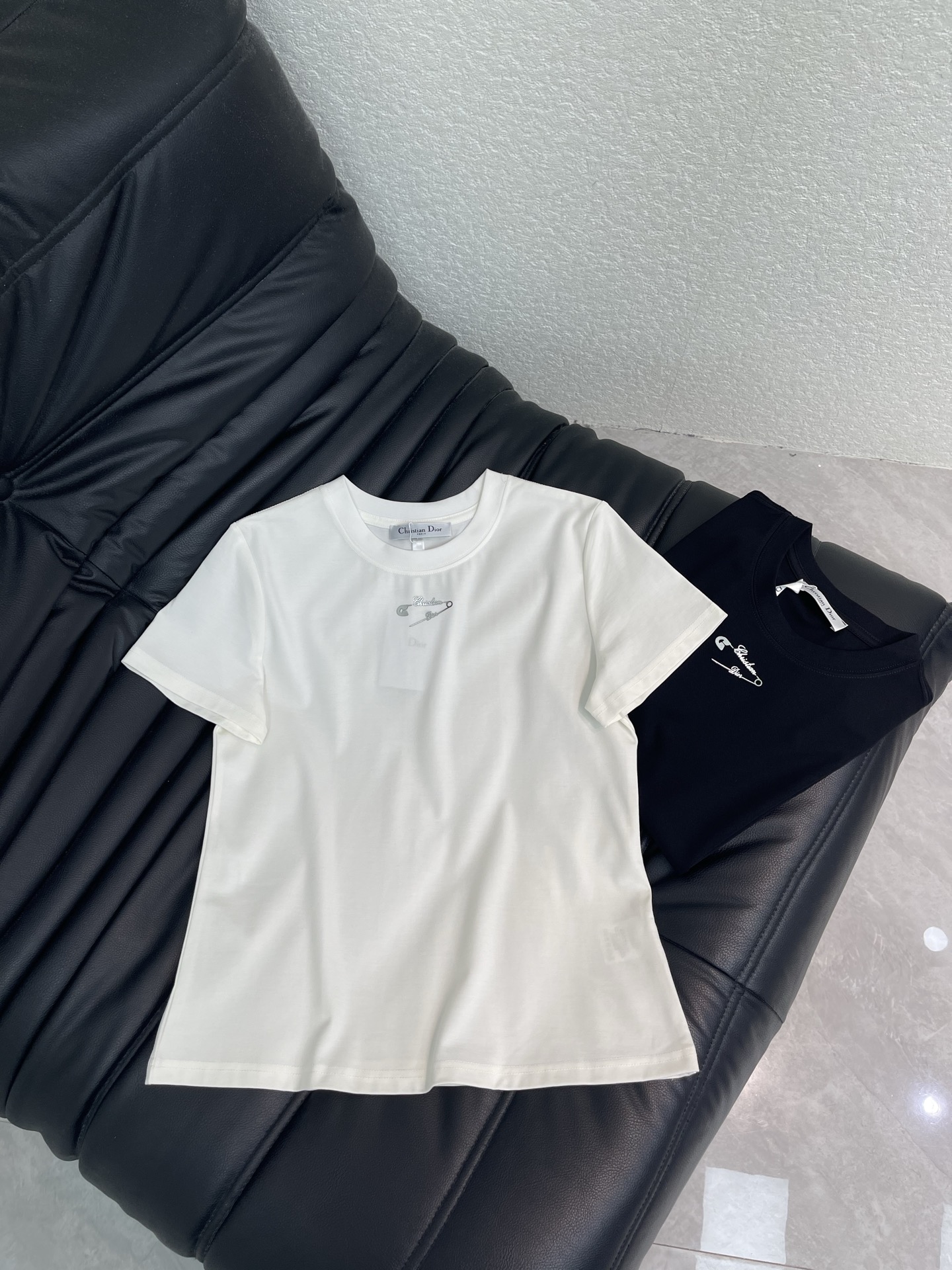 NO:822692,Dio*26 new spring and summer pin letter printed short-sleeved T-shirt. Made of mercerized cotton fabric with soft and delicate texture, simple and versatile, and age-reducing temperament!  The fit is slim and the effect is comfortable and good-looking!  Very suitable for summer wear. S-XXL,, dior, T-shirt, tees, t-shirt,19860909Dio*26春夏新款别针字母印花短袖T恤.采用丝光棉面料质感柔软细腻,简约百搭,减龄气质！版型修身上身效果舒适好看！非常适合夏日穿着.S-XXL,,dior,T-shirt,tees，t-shirt,,Women's clothing