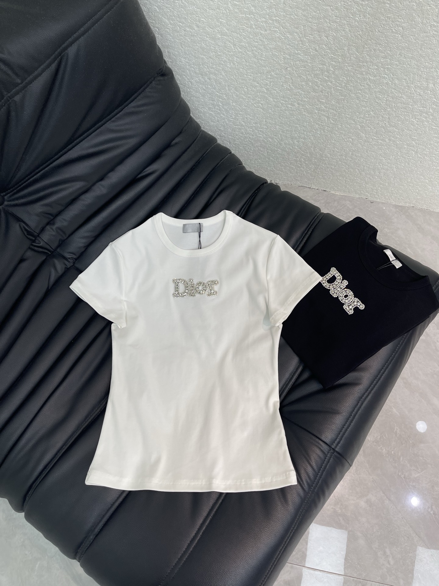NO:823708,Dio*26 new spring and summer short-sleeved T-shirt with rhinestone letters. Made of pure cotton. Heavy rhinestone process to highlight the brand style. Slim fit. The upper body shows off the figure. Straight version SML A,, dior, T-shirt, tees, t-shirt,19860909Dio*26春夏新款烫钻字母短袖T恤 采用纯棉材质 重工烫钻工艺 彰显品牌格调 修身版型 上身很展现身材 版型直筒 SML A,,dior,T-shirt,tees，t-shirt,,Women's clothing