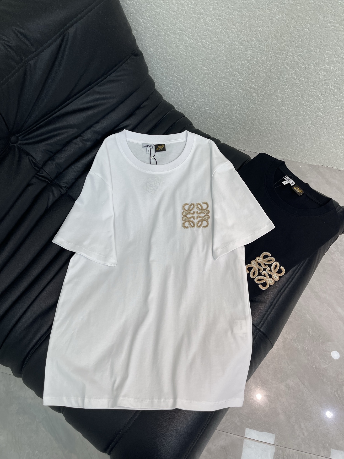 NO:822699,Loew*26 new spring and summer short-sleeved T-shirt with gold thread embroidery. Classic white and black colors, close your eyes and avoid stepping on thunder. Chest logo. Gold thread embroidery, three-dimensional and exquisite, low-key and recognizable. Slightly loose silhouette, not picky, covering the flesh and making you slim, friendly to all body shapes. High-count combed cotton, skin-friendly and breathable, and will not deform after long-term wear. Wear alone with jeans/sweatpants, layered with shirts/suits/sun protection clothing, can be matched all year round!  SML A,,loewe,jeans,shirts,T-shirt,tees,t-shirt,business suit,19860909Loew*26春夏新品金丝刺绣短袖T恤 经典白黑两色,闭眼入不踩雷 胸口标志 金丝刺绣,立体精致,低调有辨识度 微宽松廓形,不挑身材,遮肉显瘦,对各种身形都友好 高支精梳棉,亲肤透气,久穿不变形 单穿配牛仔裤/运动裤,叠穿衬衫/西装/防晒衣,一年四季都能搭！SML A,,loewe,jeans,shirts,T-shirt,tees，t-shirt,business suit,,Women's clothing