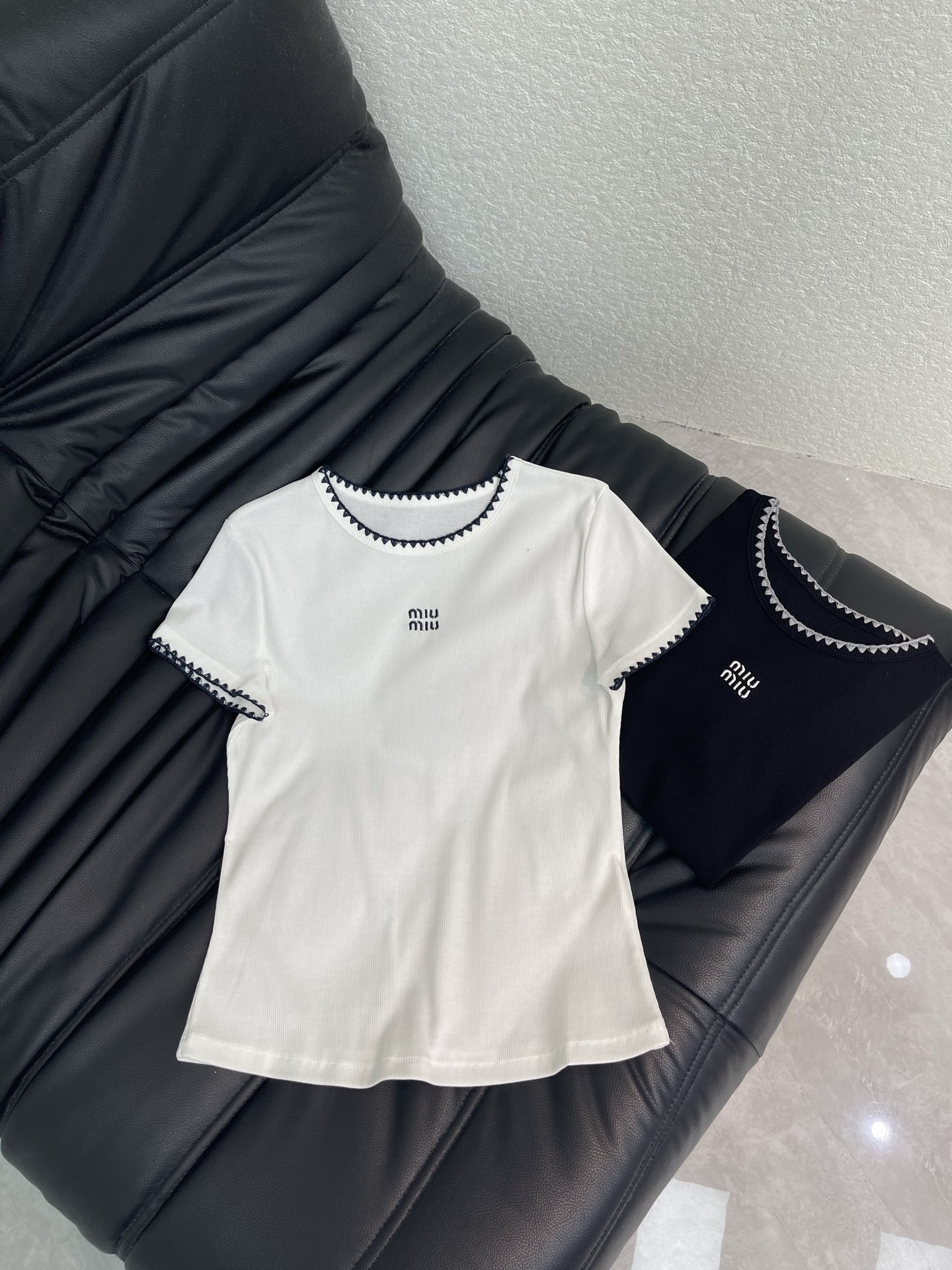 NO:823728,Miumi*26 new spring and summer new embroidered small letters classic ribbed short-sleeved T-shirt. Fashionable single product round neck + lace design. Full of elegance. Versatile and slim. Fresh and simple. Easy to control for daily commuting or leisure. Slim tailoring. It is OK to wear alone or inside. It goes well with jeans and skirts. Easily switch between multiple styles. Two-color SML A,,miumiu,skirts,jeans,T-shirt,tees,t-shirt,19860909Miumi*26春夏新款绣花边小字母经典罗纹短袖T恤 时髦精单品圆领+花边设计 优雅感满满 百搭显瘦 清新简约 日常通勤或休闲都能轻松驾驭 修身剪裁 单穿or内搭都很OK 搭配牛仔裤 半裙都很出彩 轻松切换多种风格 两色SML A,,miumiu,skirts,jeans,T-shirt,tees，t-shirt,,Women's clothing