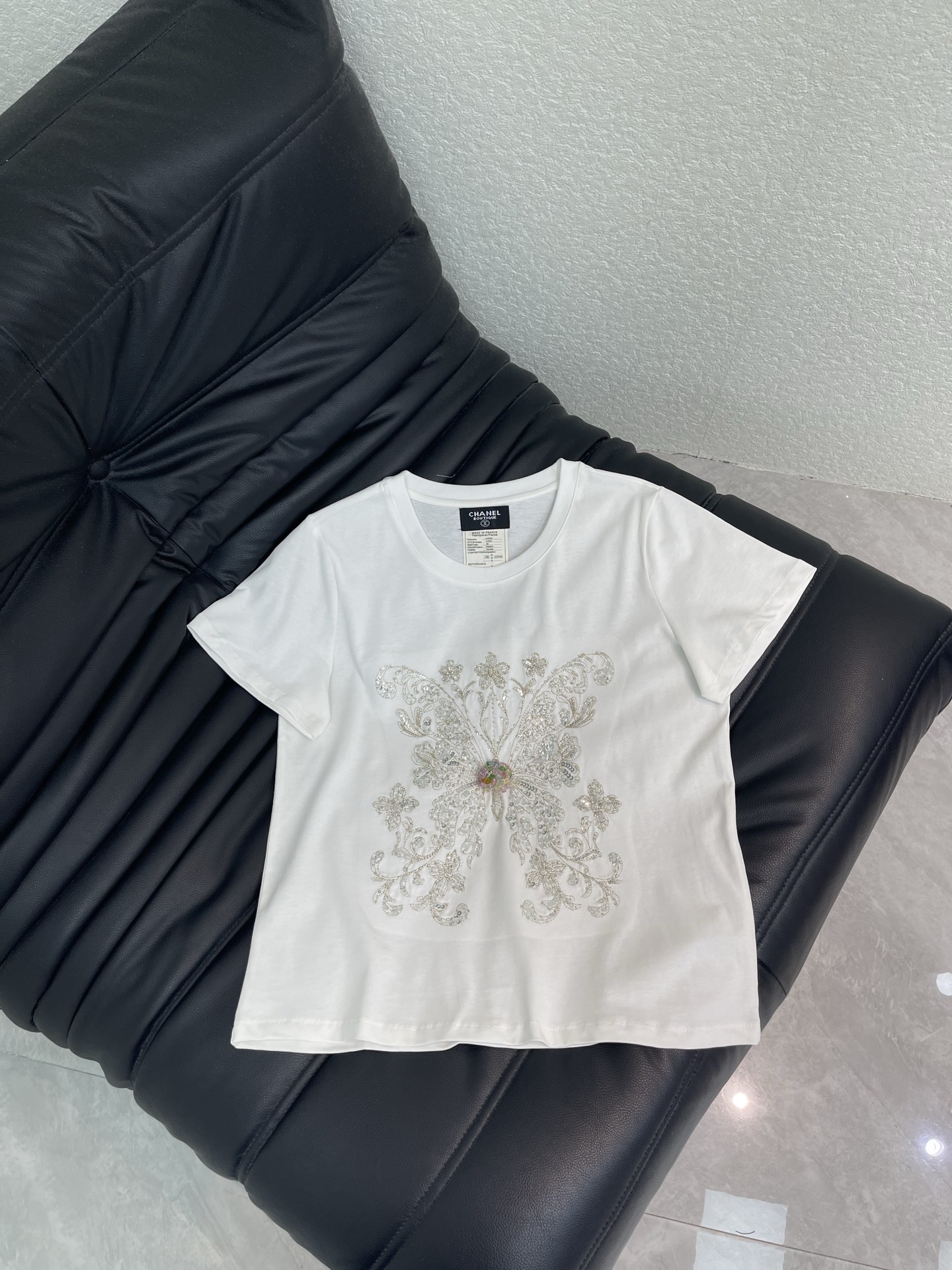 NO:823718,CHANE* white heavy-duty studded short-sleeved T-shirt. Cotton fabric, soft and breathable, super comfortable to wear!  Butterfly embroidery on the front, sequins + crystal diamond embellishment, full of light and shadow. The H version is very tolerant and can be easily used for daily commuting and leisure. It looks great with jeans or skirts ~ Exquisite craftsmanship, must pay attention to details. SML A,,chanel,skirts,jeans,T-shirt,tees,t-shirt,19860909CHANE*白色重工钉钻短袖T恤.棉质面料,柔软透气,穿着超舒适！正面蝴蝶刺绣,珠片+晶钻点缀,光影感满满.H版型包容性强,日常通勤、休闲都能轻松驾驭,搭牛仔裤或半裙都很出彩～工艺精致,细节控必入.SML A,,chanel,skirts,jeans,T-shirt,tees，t-shirt,,Women's clothing