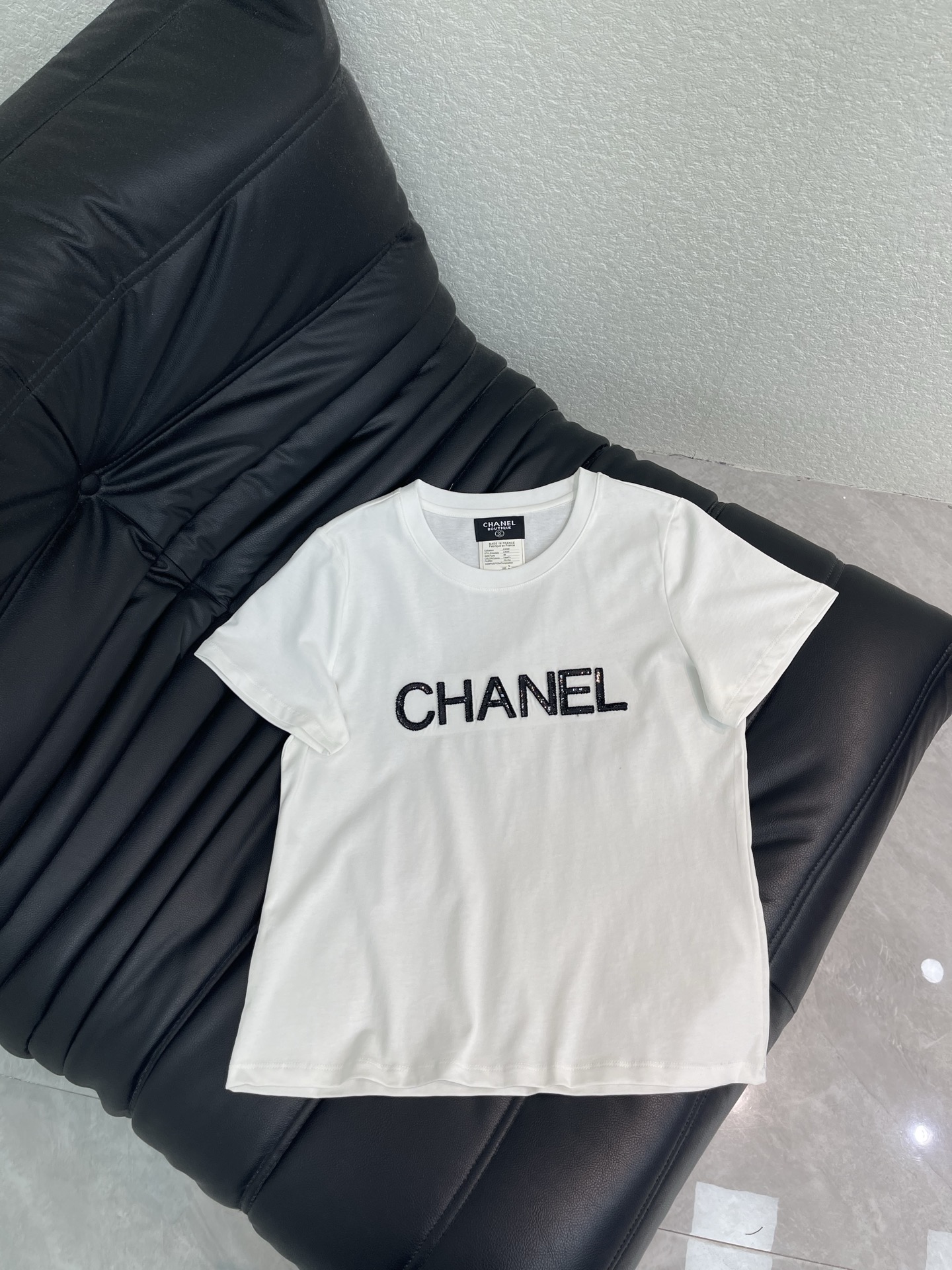 NO:808872,CHANE*26 new white heavy sequined short-sleeved T-shirt, made of pure cotton, soft and comfortable, super refreshing to wear in summer!  The black sequin embroidered logo on the front is full of three-dimensionality and highly recognizable. The round neck design is simple and elegant, and the regular fit is suitable for daily casual wear or paired with jeans or skirts. It can be easily switched between multiple styles. It can be easily controlled whether worn alone or layered. It is a must-have and versatile item in the wardrobe!  SML A,,chanel,skirts,jeans,T-shirt,tees,t-shirt,19860909CHANE*26新款白色重工珠片短袖T恤,采用纯棉材质,柔软舒适,夏天穿超清爽！正面黑色亮片刺绣Logo,立体感满满,辨识度超高.圆领设计简约大方,常规版型,日常休闲或搭配牛仔裤、半裙都很OK,轻松切换多种风格.无论单穿还是内搭,都能轻松驾驭,是衣橱必备百搭单品！SML A,,chanel,skirts,jeans,T-shirt,tees，t-shirt,,Women's clothing