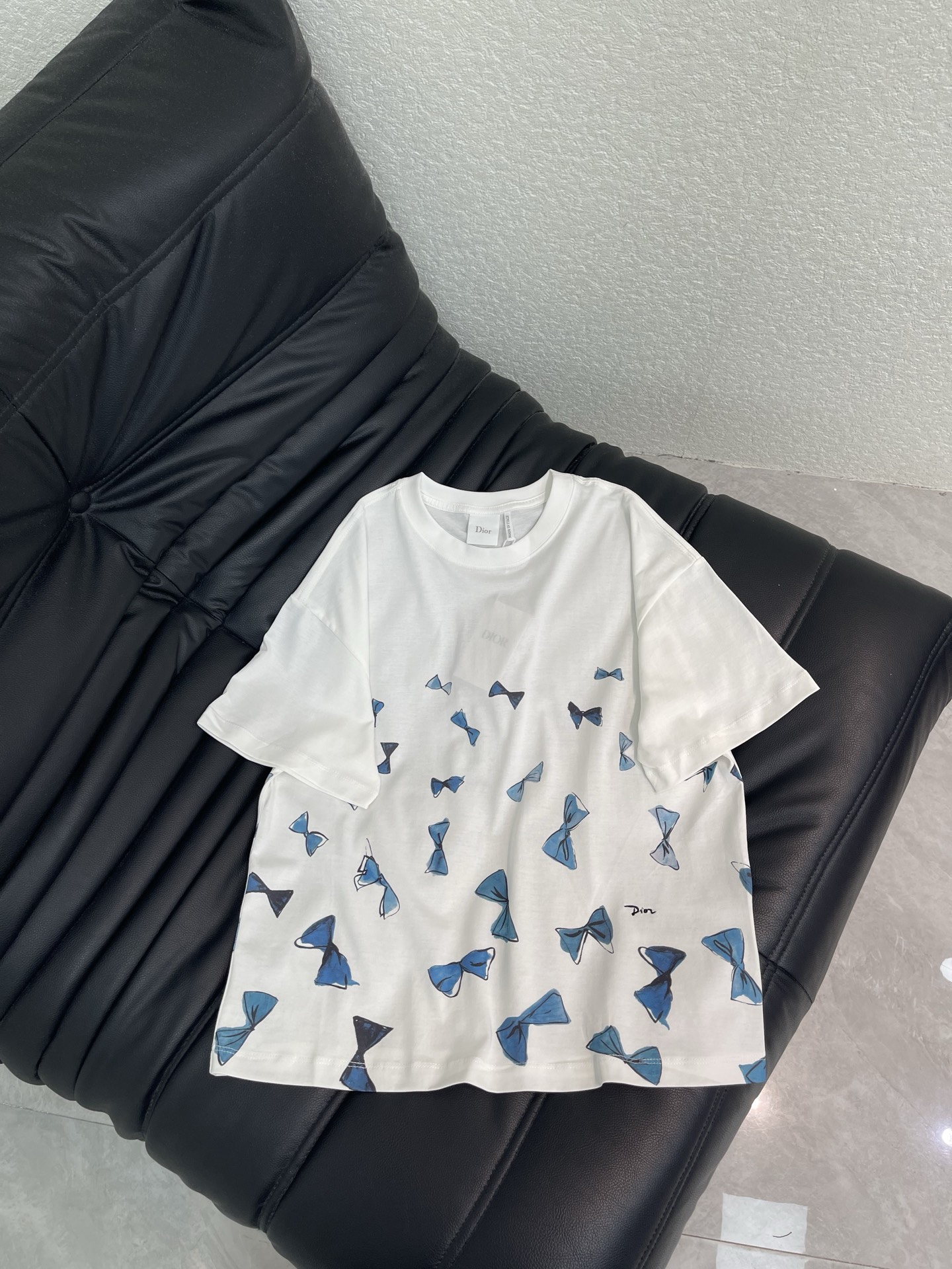 NO:823699,Dio*26 new spring and summer bow print short-sleeved T-shirt, embellished with blue bow print, simple and super recognizable! It is OK for daily wear or casual wear. Bow is a classic element of Dio, elegant and playful. There is a brand signature in the lower right corner. Perfect details! Whether worn alone or paired with jeans and skirts, it is easy to create a sense of fashion. It is a must-have and versatile item for the spring and summer wardrobe. SML AA, dior, skirts, jeans, T-shirt, tees, t-shirt,19860909Dio*26春夏新款蝴蝶结印花短袖T恤 点缀蓝色蝴蝶结印花,简约又超有辨识度!日常穿搭或休闲都很OK 蝴蝶结是Dio的经典元素 优雅又俏皮 右下角还有品牌签名 细节满分!无论单穿还是搭配牛仔裤 半裙 轻松打造时尚感 是春夏衣橱必备百搭单品.SML AA,,dior,skirts,jeans,T-shirt,tees，t-shirt,,Women's clothing