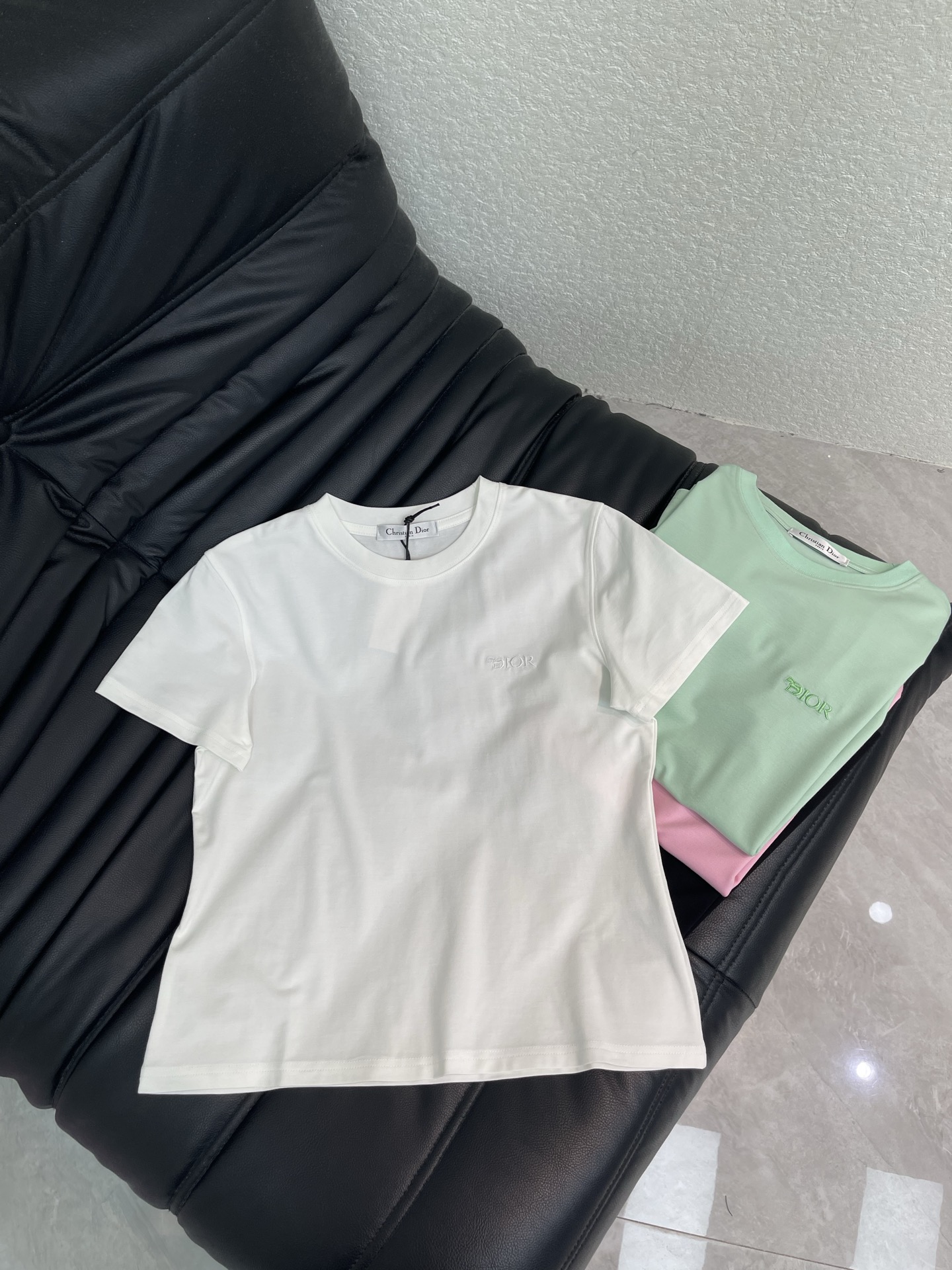 NO:823736,Dio*26 new spring and summer pony letter embroidery round neck short-sleeved T-shirt Mercerized cotton fabric Slim fit High-density fashionable sports style Every daily wear Playful and age-reducing design elements full of vitality High quality Size S-XXL, dior, T-shirt, tees, t-shirt,19860909Dio*26春夏新款小马字母刺绣圆领短袖T恤 丝光棉面料 修身版型 高密度时髦运动风 每个日常的穿搭 俏皮减龄充满元气的设计元素 高品质 尺码S-XXL,,dior,T-shirt,tees，t-shirt,,Women's clothing