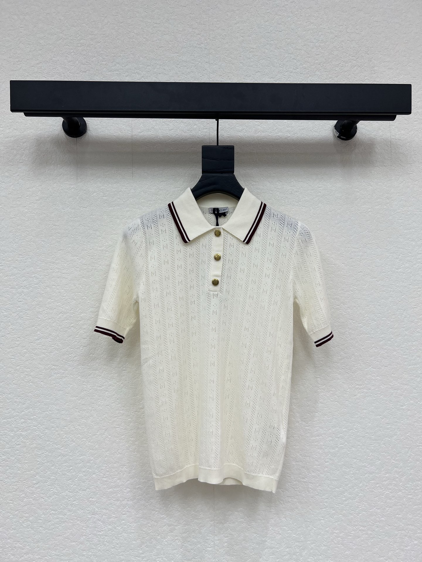 NO:808874,Moncle* 26 new spring and summer style contrasting knitted Polo shirt with burgundy stripes on the collar, full of college style, lapel design with metal buttons, exquisite and high-end details, brand badge on the cuffs, highly recognizable! The slim fit can be easily used for commuting and leisure, and it goes well with jeans or casual pants, comfortable and stylish ~ one color SML, Moncler, jeans,19860909Moncle*蒙口26春夏新款 撞色针织Polo衫 领口酒红条纹 学院风满满 翻领设计配金属纽扣 细节精致又高级 袖口有品牌徽章,辨识度超高!版型修身 通勤休闲都能轻松驾驭,搭牛仔裤或休闲裤都很OK,舒适又有型~一个色SML,,Moncler,jeans,,Women's clothing