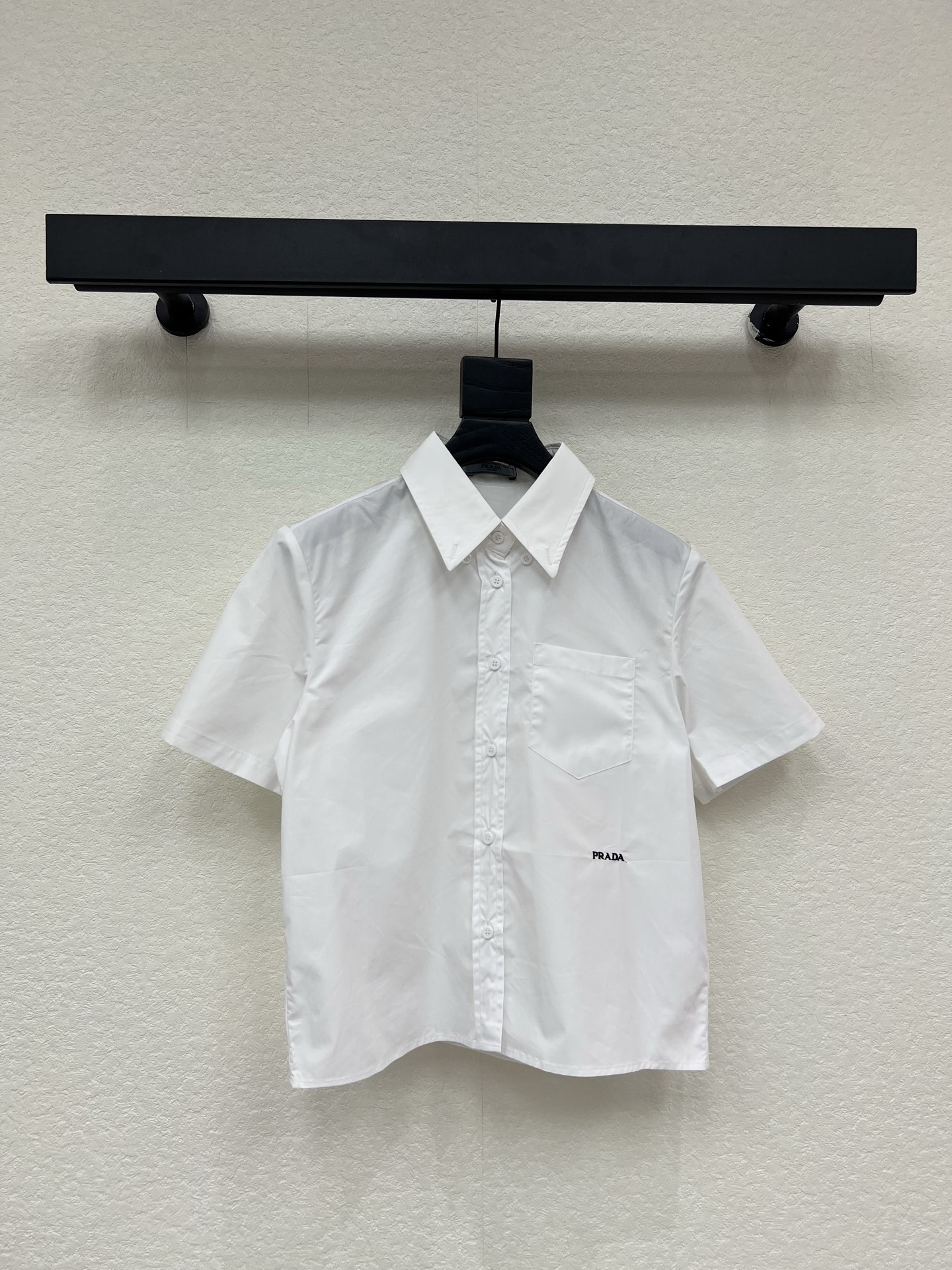NO:808887,Prad*26 new short-sleeved shirt, the classic white shirt is always the universal one in the wardrobe. It has neat tailoring and low-key logo embroidery. It is refreshing and clean when worn alone. It is very stylish when layered with sweaters or jackets. It can be used for commuting, leisure, and dating. It is a timeless and high-end choice. SML, prada, jackets & coats, shirts, T-shirt,19860909Prad*26新款短袖衬衫,经典白衬衫永远是衣橱里的万能,选手利落的剪裁+低调的logo刺绣,单穿清爽干净,叠穿针织衫或外套都很有腔调.通勤、休闲、约会都能hold住,是永不过时的高级感选择SML,,prada,jackets & coats,shirts,T-shirt,,Women's clothing
