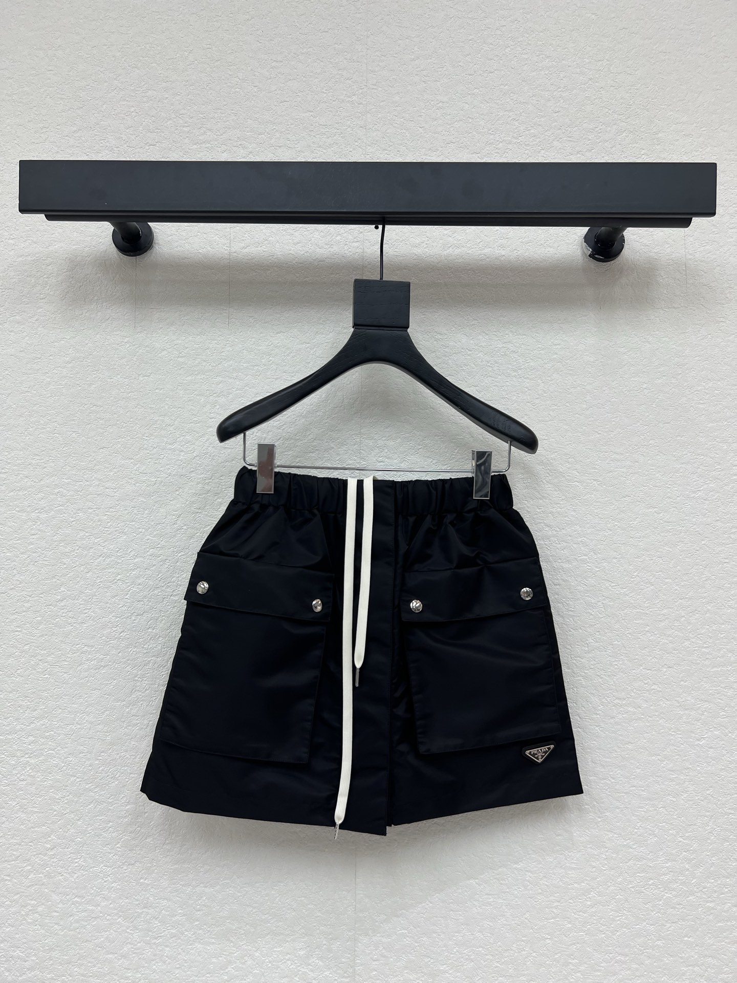 NO:808896,Prad*26 new black cargo shorts, metal buttons, full of retro workwear style!  The drawstring elastic waist is comfortable and practical. The large pockets on both sides are great for daily commuting and leisure. The triangle logo in the lower right corner is low-key and recognizable. It is simple and versatile. You can wear it with a striped Polo or a vest, and you can easily get a lazy and casual style ~ a must-have for your spring and summer wardrobe!  SML,,prada,shorts,19860909Prad*26新品黑色工装短裤,金属纽扣,复古工装风满满！抽绳松紧腰,舒适又实用,两侧大口袋超能装,日常通勤、休闲都OK.右下角三角Logo低调有辨识度,简约百搭,条纹Polo或背心随便搭,轻松get慵懒休闲风～春夏衣橱必备！SML,,prada,shorts,,Women's clothing