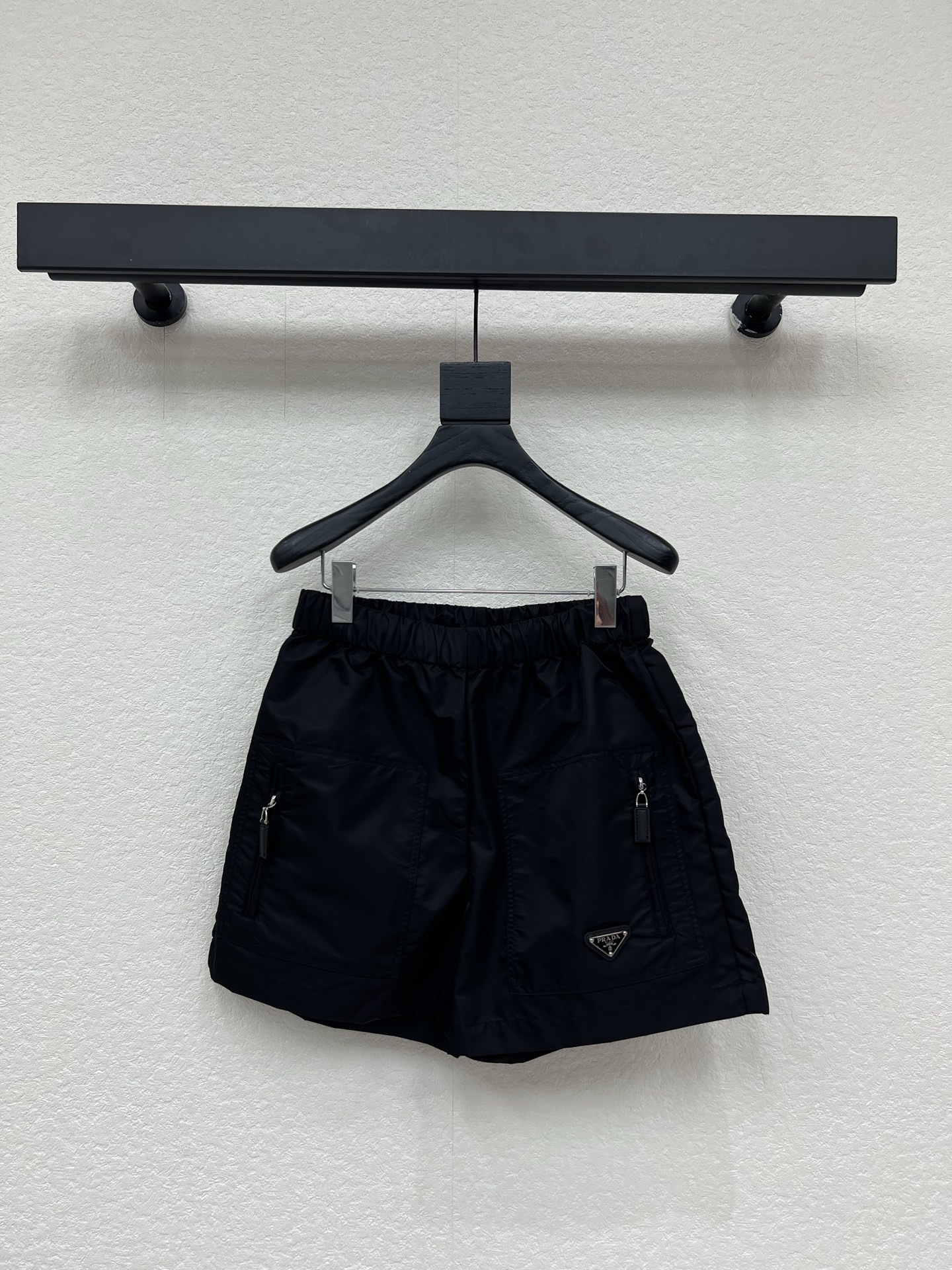 NO:808893,Prad*26 new black nylon shorts, lightweight windproof material, suitable for daily or outdoor use!  The elastic waist + drawstring design makes it super comfortable and flexible to wear. The zipper pockets on both sides are very practical, and the triangular logo in the lower right corner low-key highlights the brand. The overall design is simple and versatile, and it looks stylish when paired with a T-shirt or sneakers, making it easy to get a fashionable and casual style!  SML,,prada,sneakers,shorts,tees,t-shirt,19860909Prad*26新品黑色尼龙短裤,轻便防风材质,日常或户外都很适合！松紧腰+抽绳设计,穿着超舒适又灵活～两侧拉链口袋超实用,右下角三角Logo低调彰显品牌感.整体简约百搭,随手搭T恤、运动鞋就很有型,轻松get时尚休闲风！SML,,prada,sneakers,shorts,tees，t-shirt,,Women's clothing