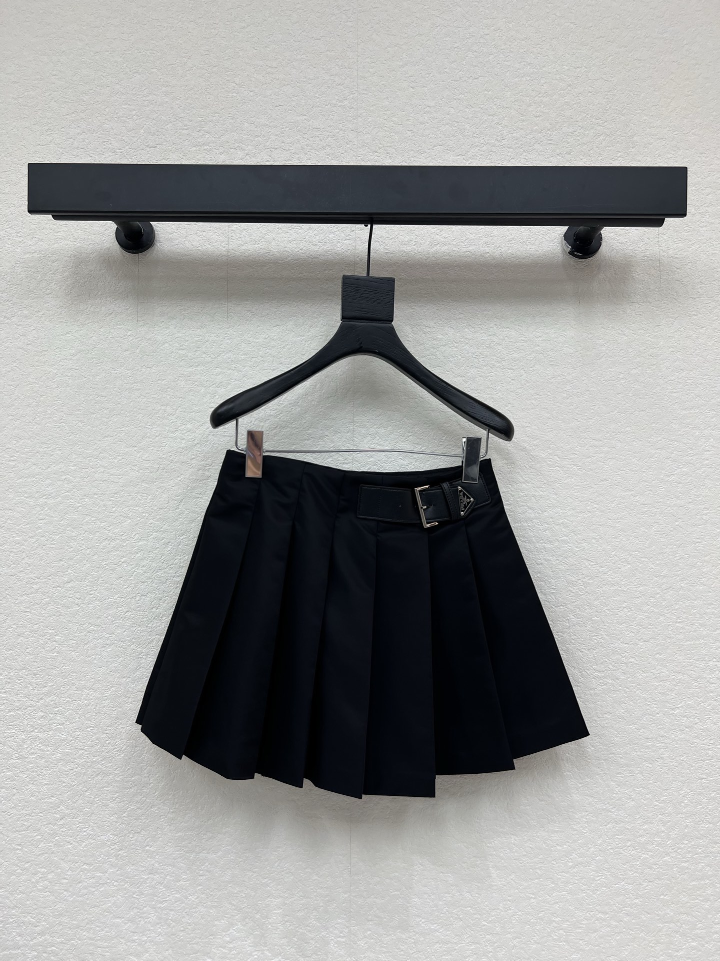 NO:808890,Prad*26 new classic versatile skirt, high-waisted umbrella-shaped mini skirt, decorated with a leather belt at the waist, can instantly increase the fashion level, a set that reduces age and is playful SML,, prada, skirts,19860909Prad*26新款经典款百搭半裙 高腰伞形mini短裙 腰间搭配皮质腰带修饰 能瞬间拉高时髦度的 一套搭配减龄俏皮 SML,,prada,skirts,,Women's clothing