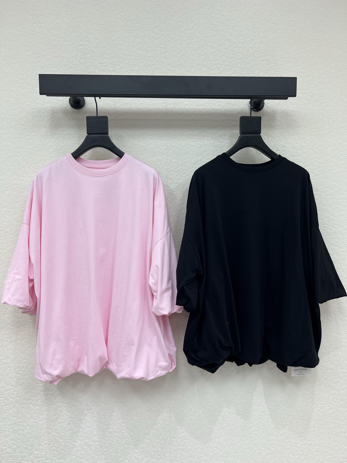 NO:827354,Acne Studio*26 latest color cherry blossom pink 'Fairy Tale Narrative' distressed short-sleeved T-shirt, which perfectly combines Nordic minimalist aesthetics and retro poetry. The gentle cherry blossom pink is paired with washed distressed texture, showing a hazy and dreamy spring atmosphere. The loose oversized cut is not flattering on the body shape, and the dropped shoulder design creates a lazy street feel. The retro patch print 'Fairy Tales From Acne Studios' on the back  1996' is like a souvenir from the old days, injecting a literary accent into the look. The fabric is soft and breathable. It can be worn alone or layered to easily create a high-end and relaxed Nordic style. Size SML, Acne studios, dior, versace, T-shirt, tees, t-shirt,19860909Acne Studio*26最新色樱花粉“童话叙事”做旧短袖T恤,将北欧极简美学与复古诗意完美融合,温柔樱花粉色搭配水洗做旧质感,呈现出朦胧梦幻的春日氛围,宽松Oversized剪裁不挑身形,落肩设计营造慵懒街头感,背后复古贴布印花“Fairy Tales From Acne Studios 1996”宛如旧时光里的手信,为造型注入文艺腔调,面料柔软透气,可单穿或叠搭,轻松穿出高级松弛的北欧风格 码数SML,,acne studios,dior,versace,T-shirt,tees，t-shirt,,Women's clothing
