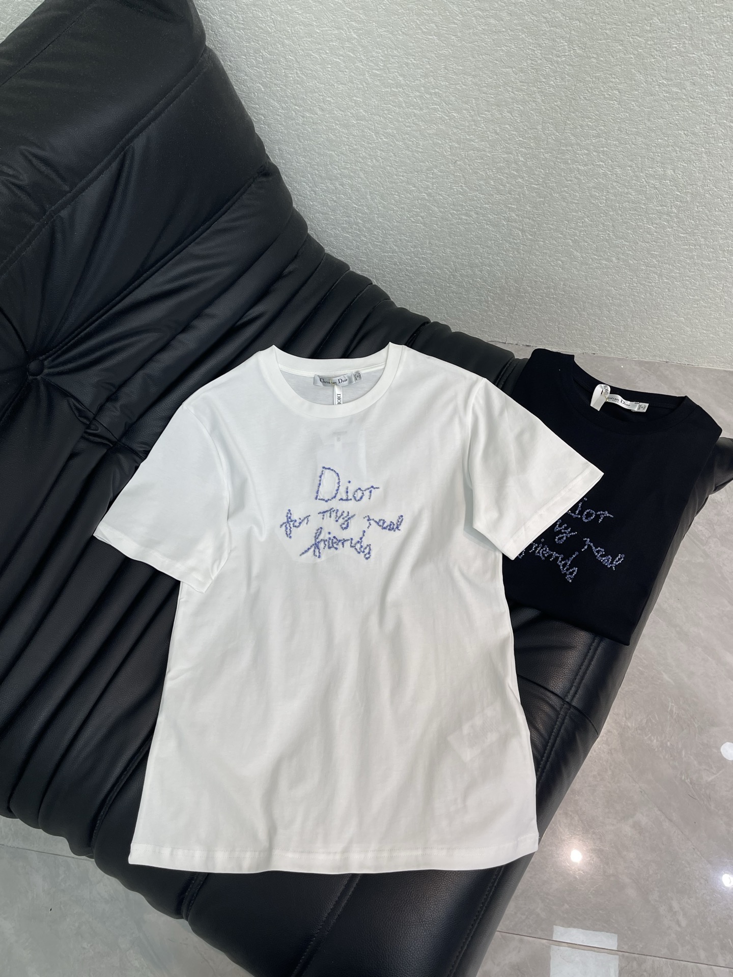 NO:827379,Dio*26 new spring and summer graffiti letter beading round neck short-sleeved T-shirt. Customized YB mercerized cotton material, fine texture, comfortable and breathable, slim short-sleeved cut, slim fit and slim fit, hand-beading craftsmanship is used to outline the letter pattern on the chest, rich colors, echoing the brand style, fashionable temperament. Black and white SML, dior, T-shirt, tees, t-shirt,19860909Dio*26春夏新品涂鸦字母钉珠圆领短袖T恤.定制YB丝光棉材质,质感细腻,舒适透气,修身短袖裁剪,穿搭修身显瘦,胸前以手工钉珠工艺勾勒出字母图案,色彩丰富,品牌格调呼应,气质时髦.黑白 SML,,dior,T-shirt,tees，t-shirt,,Women's clothing