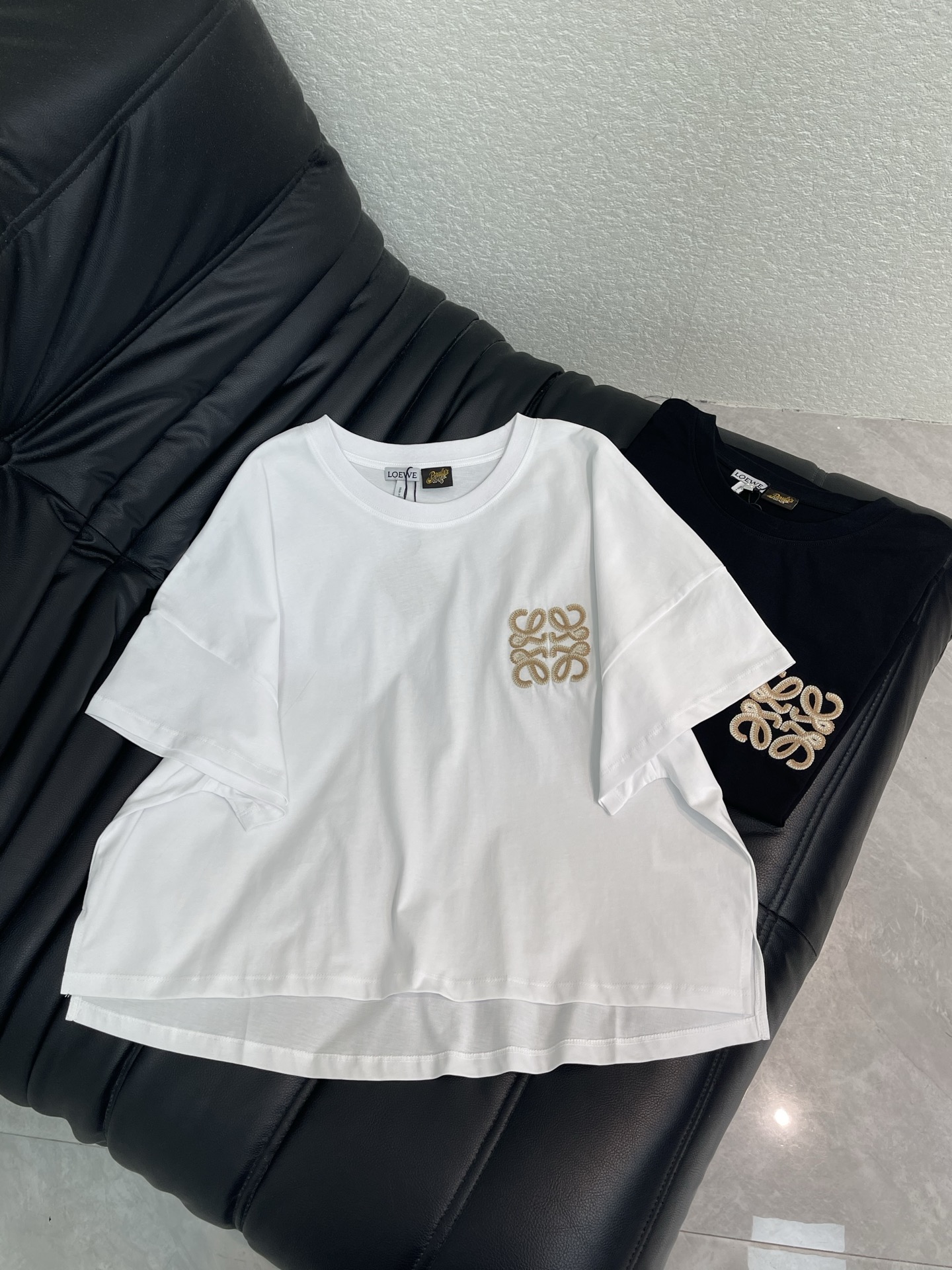NO:822691,Loew*26 new spring and summer short profile embroidered short-sleeved T-shirt｜Embellished with iconic Anagram embroidery, black and white to create a minimalist and relaxed feel, the short cut comes with a high waistline, wearing Spanish style laziness on the body.SML,,loewe,T-shirt,tees,t-shirt,19860909Loew*26春夏新品短款廓形刺绣短袖T恤｜以标志性Anagram刺绣点缀,黑白两色演绎极简松弛感,短款剪裁自带高腰线,把西班牙式慵懒穿在身上.SML,,loewe,T-shirt,tees，t-shirt,,Women's clothing
