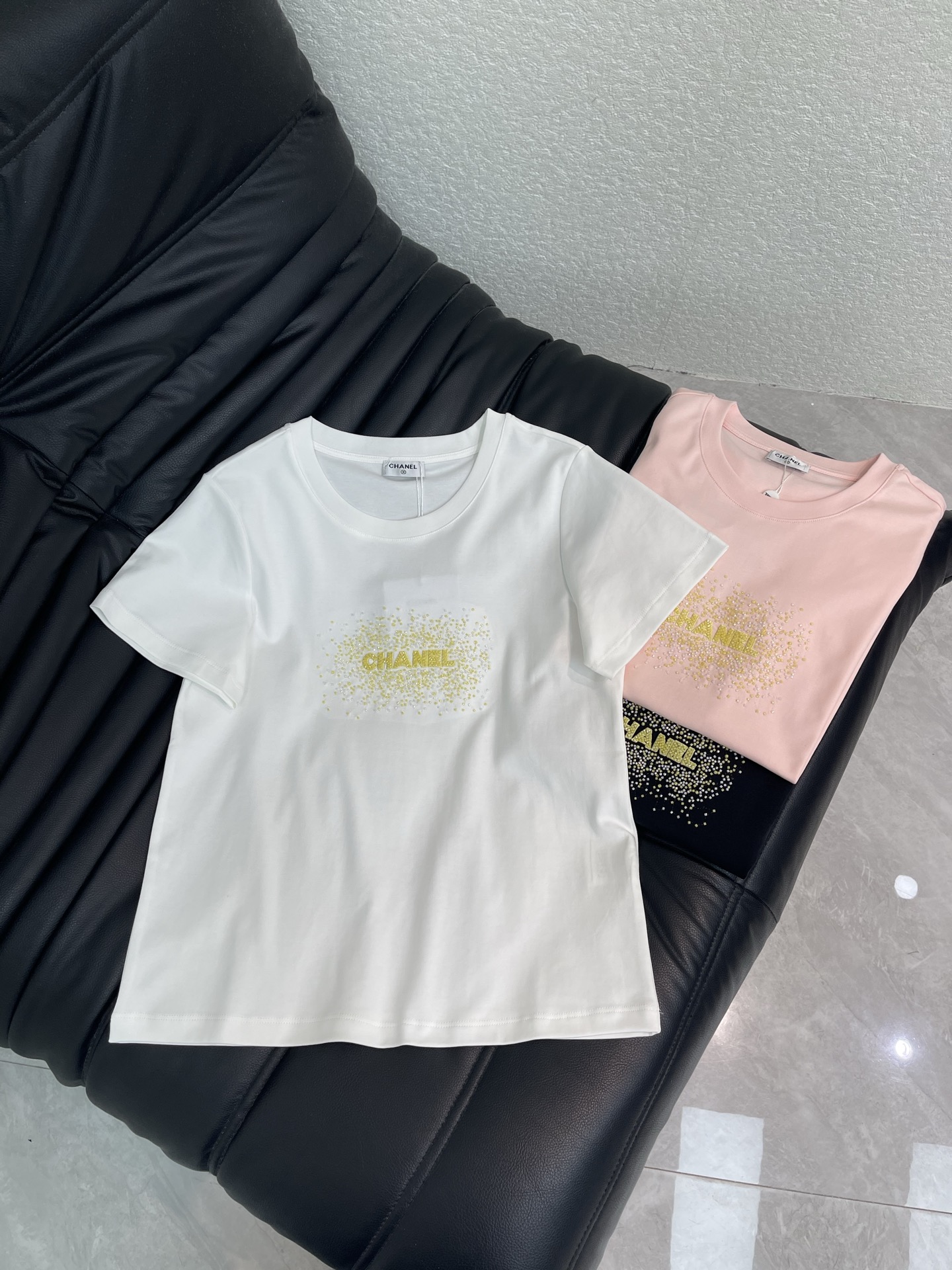 NO:827369,Chane*25 new spring and summer embroidered beaded letter round neck short-sleeved T-shirt. Customized YB mercerized cotton material. Breathable and comfortable. Full texture. Regular short-sleeved T-shirt cut to highlight the brand style. Made of heavyweight pure cotton. Slightly stretchy to present a slimming visual effect. Three-dimensional beading technology on the chest. Matched with embroidered letter logo shape. Exquisite and fashionable. Versatile temperament. Wear alone with SML, chanel, T-shirt, tees, t-shirt,19860909Chane*25春夏新款刺绣订珠字母圆领短袖T恤 定制YB丝光棉材质 透气舒适 质感十足 常规短袖T恤裁剪 凸显品牌格调 采用克重纯棉制成 略带有弹力 呈现显瘦视觉效果 胸前立体钉珠工艺 配合刺绣字母徽标造型 精致时髦 气质百搭 单穿内搭都SML,,chanel,T-shirt,tees，t-shirt,,Women's clothing