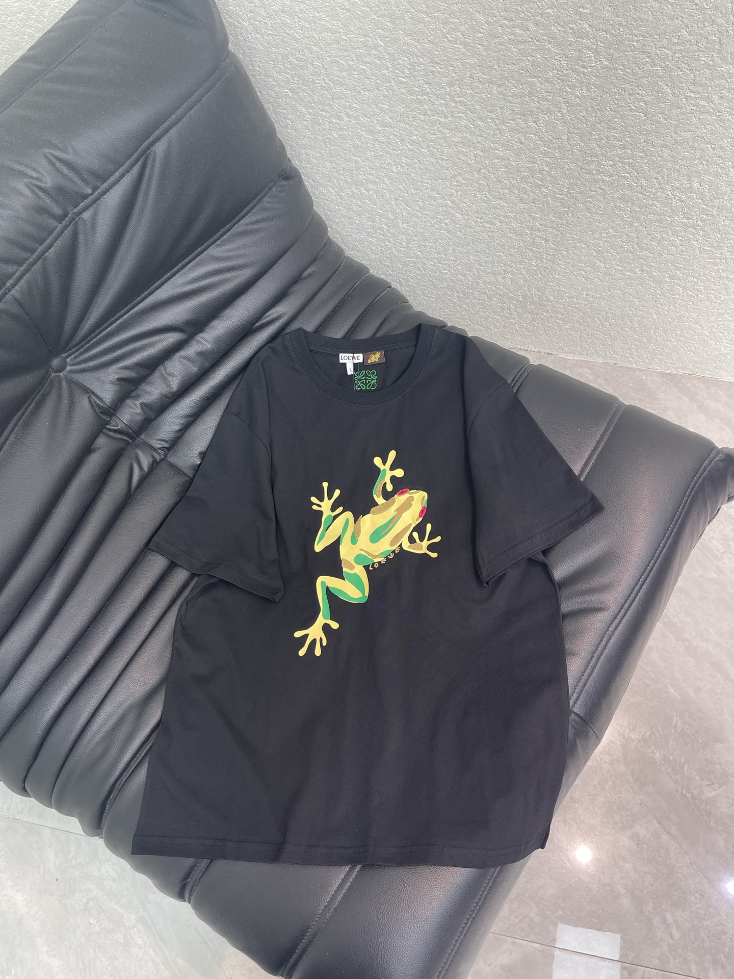 NO:827336,Loew*26 new spring and summer series summer limited-edition short-sleeved T-shirt, made of black pure cotton, with a colorful frog pattern on the front that is super eye-catching, fun and artistic. It has a loose fit and is comfortable to wear, suitable for daily life or vacation. It is light and practical, and looks great with jeans or shorts, creating a casual style easily. SML,, loewe, shorts, jeans, T-shirt, tees, t-shirt,19860909Loew*26春夏新款系列夏季限定短袖T恤,黑色纯棉材质,正面彩色青蛙图案超吸睛,趣味又艺术感满满.宽松版型,穿着舒适,日常或度假都很适合.轻便实穿,搭配牛仔裤或短裤都很出彩,轻松打造休闲风格.SML,,loewe,shorts,jeans,T-shirt,tees，t-shirt,,Women's clothing