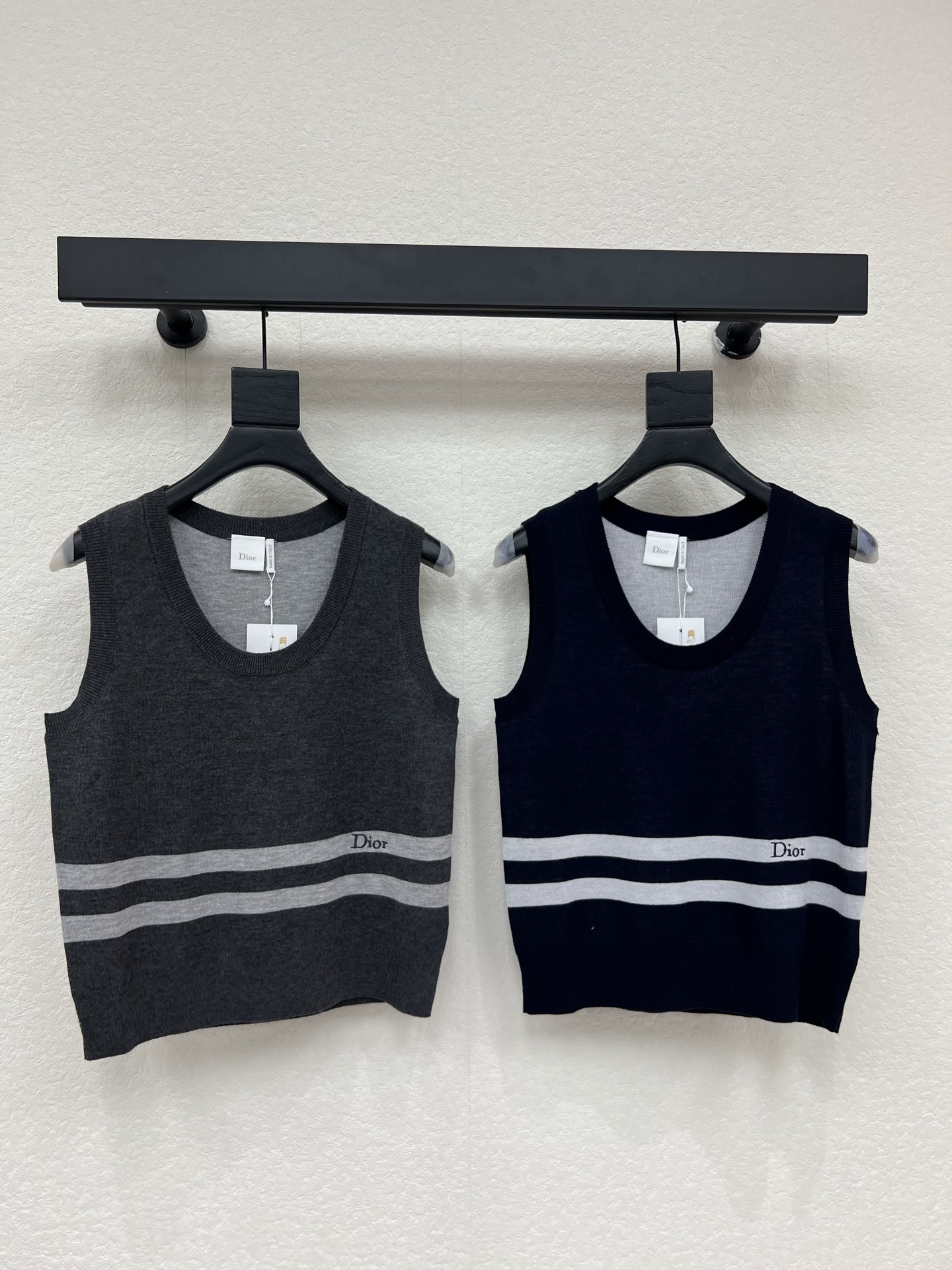 NO:823756,Dio*26 new spring and summer contrasting color knitted vest!  Customized wool yarn weaving, delicate texture, breathable and comfortable, round neck knitted vest cut, all-over solid color base layer, horizontal bar, stripes, embroidered letter logo embellishment, highlighting highlights, regular fit to fit the body shape, showing the brand's tonality, versatile style regardless of age and skin color, the upper body is suitable for age-reducing fashionable style!  SML A,,dior,19860909Dio*26春夏新款撞色针织背心！定制羊毛纱线织造 细腻肌理 透气舒适 圆领针织背心剪裁 通体素色打底衣摆横杆条纹刺绣字母徽标点缀 突出亮点 常规版型贴合身型更显瘦 展示品牌调性 百搭款式不挑年龄肤色 上身适配减龄时髦风格！SML A,,dior,,Women's clothing