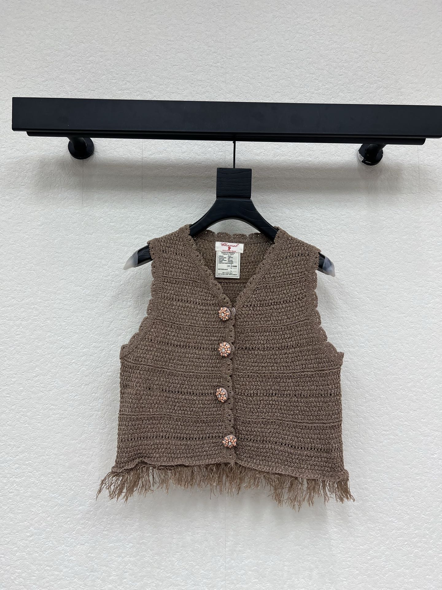NO:823727,Chane*26’s new V-neck fringed knitted vest is a popular item, with a refined regular fit and a slimming upper body!  Customized labeling process, low-key luxury!  Fashionable must-have items to unlock all outfits!  Look for our quality!  The classic items are fashionable and high-end, and the classic styles are versatile and easy to match!  SML,,chanel,19860909Chane*26新品V领流苏针织背心 王炸单品,精致常规版型上身巨显瘦！定制贴标工艺 低调奢华！ 时髦精必备单品解锁所有穿搭！ 认准我家品质！经典单品时髦又高级 经典版型百搭不挑人！ SML,,chanel,,Women's clothing