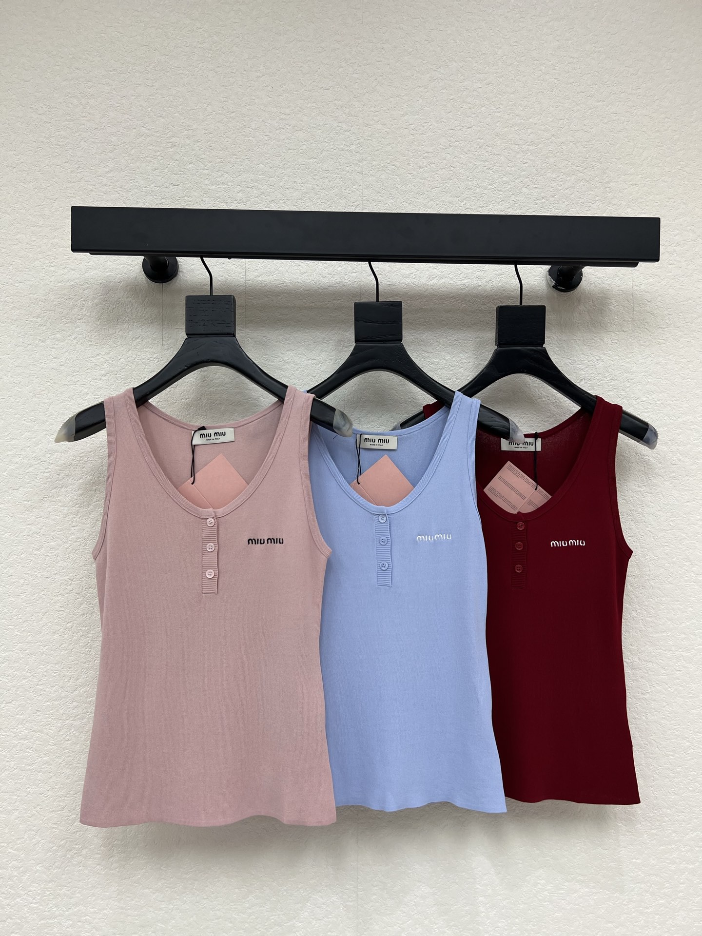 NO:822698,MiuMi*26 new spring and summer knitted camisole!  Customized wool yarn weaving, soft and skin-friendly, full of texture, camisole cut, fashionable and casual, all-over solid base, embroidered letter logo on the chest, highlighting style, half-open buttons to reveal skin, modifying shoulders and neck to slim down easily, adding vitality, essential for spring and summer wear, daily casual wear guide, relaxed and fashionable!  SML,,miumiu,19860909MiuMi*26春夏新款针织吊带背心！定制羊毛纱线织造 柔软亲肤 质感十足 吊带背心裁剪 时髦休闲 通体素色打底 胸前刺绣字母徽标 彰显格调 半开襟纽扣露肤 修饰肩颈轻松显瘦 增添活力气息 春夏穿搭必不可少 日常休闲穿搭指南 松弛时髦！SML,,miumiu,,Women's clothing