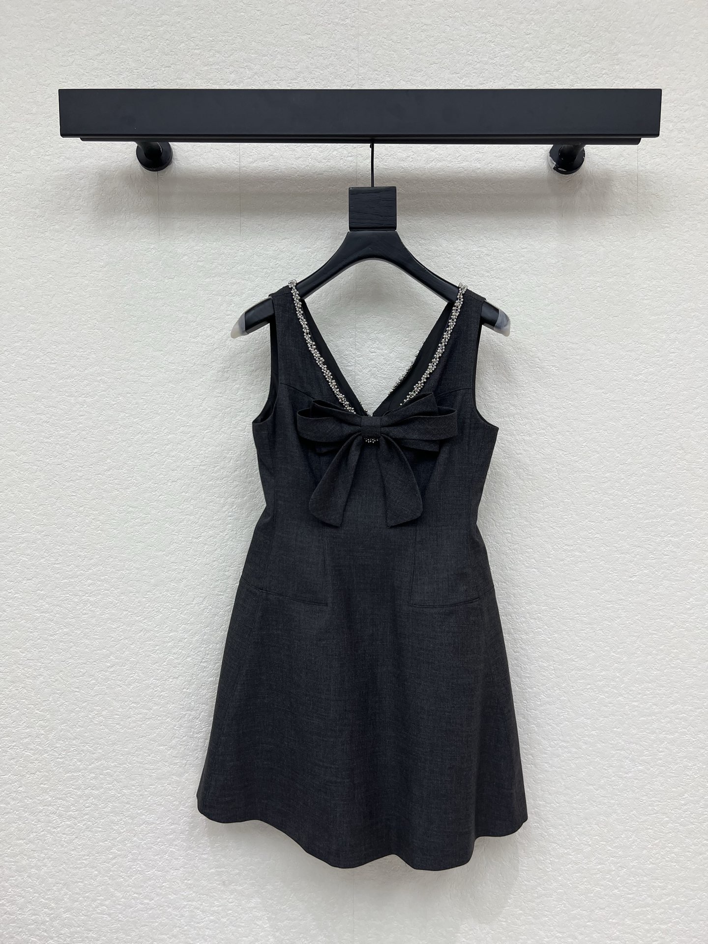 NO:827274,Design 26 New Product Exquisite Thousand Gold Style Dark Gray Sleeveless Short Dress. The edge of the neckline is inlaid with exquisite rhinestone chains with a blingbling luster. It adds nobility and sophistication to the calm gray. The three-dimensional bow + hollow design on the chest is sweet but not greasy. It is a little sexy and has an elegant and sweet cool temperament. SML A,,skirts,19860909设计26新品精致千金风深灰色无袖短款连衣裙 领口边缘镶嵌精致水钻链条自带blingbling的光泽感 为沉稳的灰色增添了贵气与精致度 胸前立体蝴蝶结+镂空设计甜而不腻 又带点小性感 自带优雅又甜酷的气质SML A,,skirts,,Women's clothing