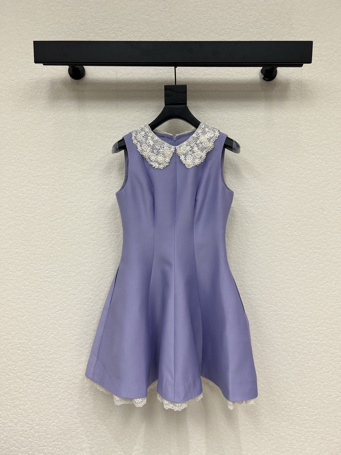 NO:827264,Design 26 New Product Heavy Beading Doll Collar Purple Sleeveless Dress The neckline is the soul of the whole dress. The three-dimensional lace flowers come with a soft light filter to instantly enhance the sense of nobility. The waist is A-line cut and the upper body is slimming. There is a circle of exquisite lace splicing hidden in the skirt. The looming lace is revealed when walking. It is low-key and layered. The gentle feeling directly attracts SML,,skirts,19860909设计26新品重工钉珠娃娃领紫色无袖连衣裙领口是整件裙子的灵魂 立体蕾丝花朵自带柔光滤镜 瞬间提升贵气感 收腰A字剪裁上身巨显瘦 裙边藏着一圈精致的蕾丝拼接 走动时会露出若隐若现的蕾丝花边 低调又有层次 温柔感直接拉满SML,,skirts,,Women's clothing