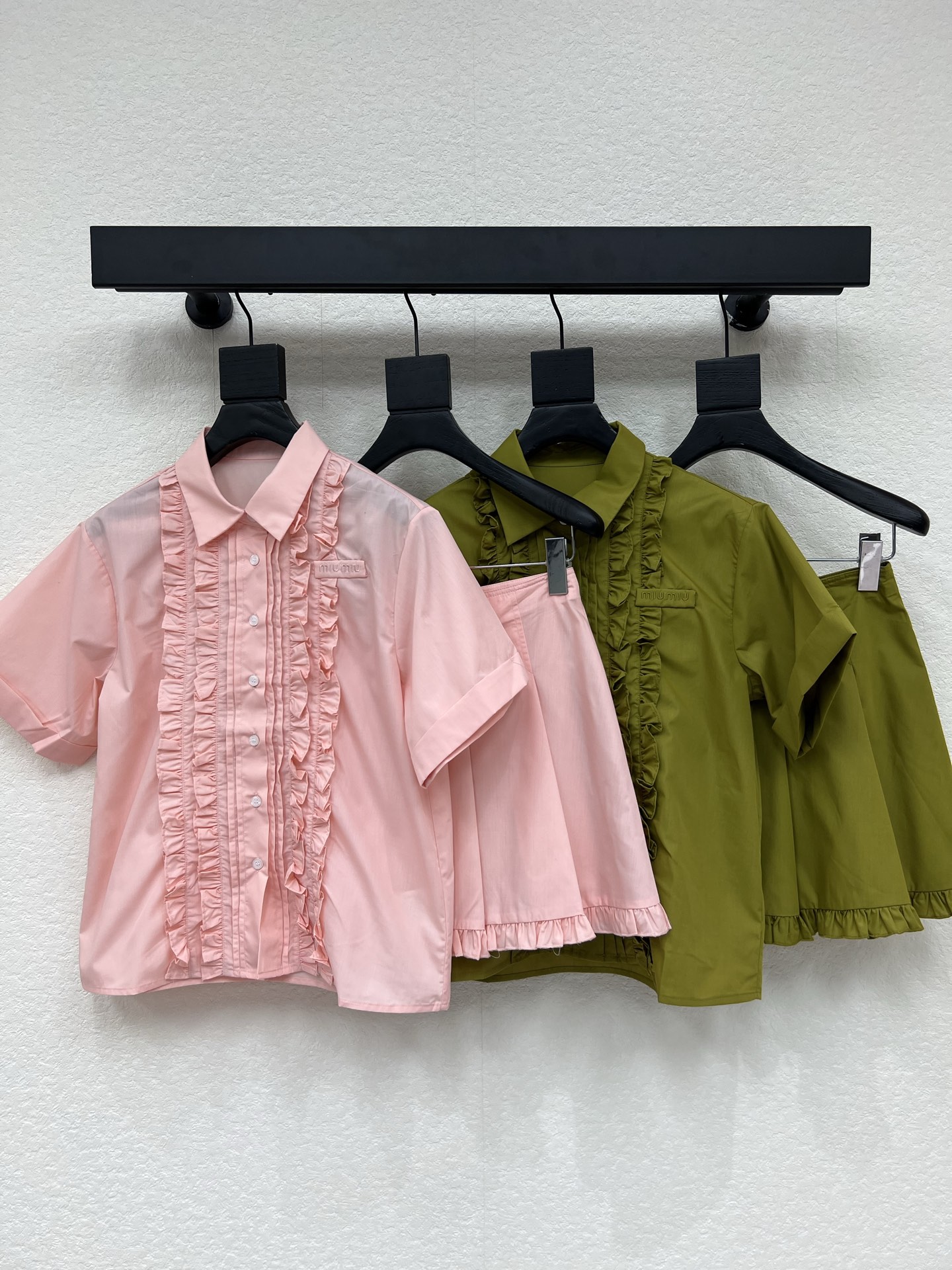 NO:822712,Miumi*26 new product series pink ruffle short-sleeved shirt, super comfortable to wear in spring and summer! The ruffle + fungus edge design on the chest is full of girlishness and exquisite details. The light pink is gentle and white, and can be easily controlled by yellow skin. It is age-reducing and sweet. The loose version is highly tolerant and looks great when paired with a pleated skirt or jeans of the same color. It can be easily held in daily commuting, dating, and vacations!  SML lining,,miumiu,skirts,jeans,shirts,T-shirt,19860909Miumi*26新品系列粉色荷叶边短袖衬衫,春夏穿超舒服!胸前荷叶边+木耳边设计,少女感满满,细节精致.浅粉色温柔显白,黄皮也能轻松驾驭,减龄又甜美.宽松版型,包容性强,搭配同色百褶裙或牛仔裤都很出彩,日常通勤,约会,度假都能轻松hold住！SML 衬,,miumiu,skirts,jeans,shirts,T-shirt,,Women's clothing