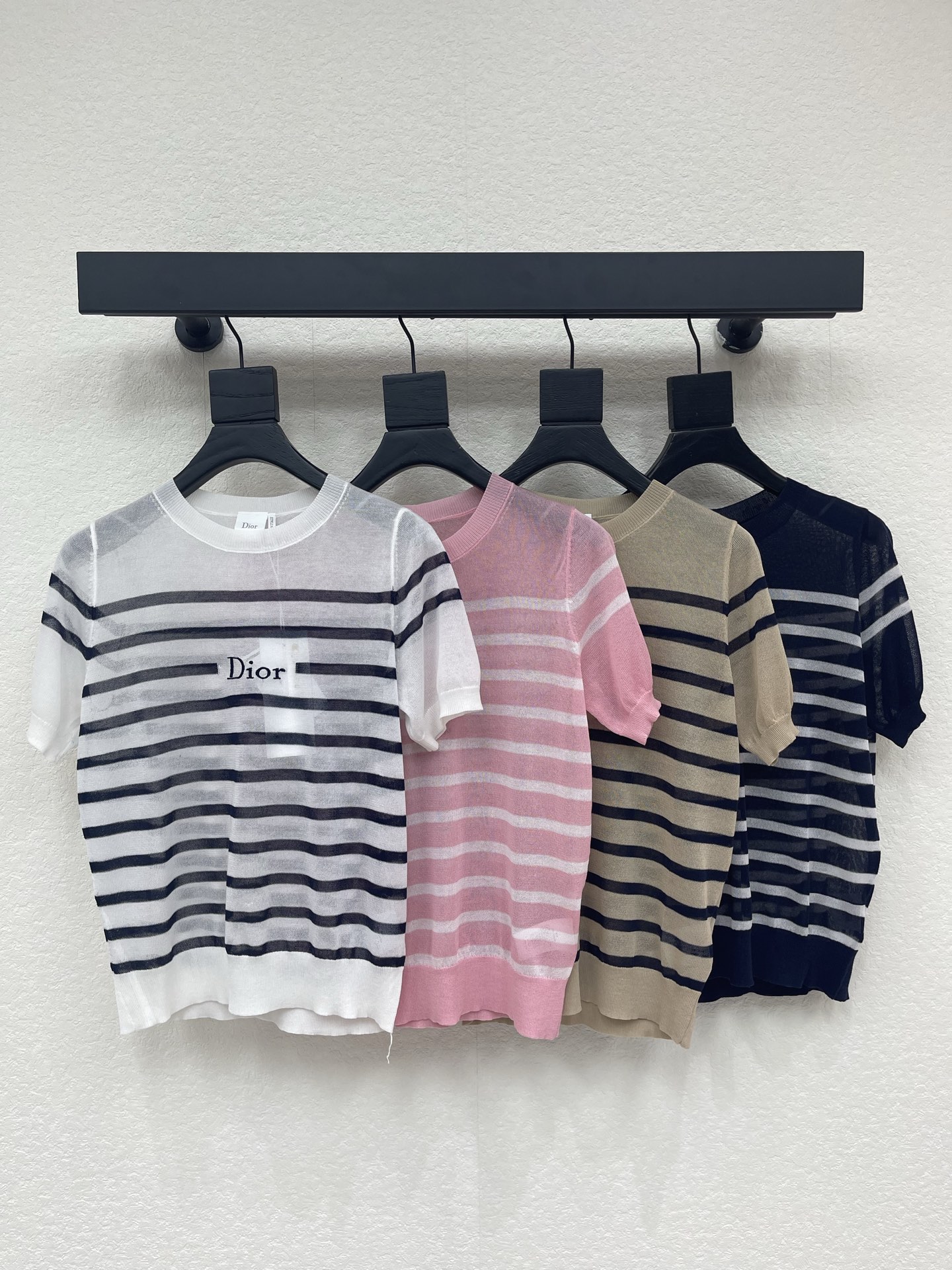 NO:827307,Dio*26 new spring and summer round neck striped knitted short sleeves!  Customized silk wool yarn weaving, high-end and comfortable texture, round neck and short-sleeved tailoring, letter slogan on the chest, highlighting the brand personality, highlighting the high-end sense of the outfit, showing the relaxed tones, light luxury and fashionable temperament!  SML,,dior,T-shirt,19860909Dio*26春夏新款圆领条纹针织短袖！定制丝毛纱线织造 质感高级舒适 圆领短袖剪裁 胸前字母标语 彰显品牌个性 凸显穿搭高级感 穿搭尽显松弛调性 轻奢时髦气质！SML,,dior,T-shirt,,Women's clothing