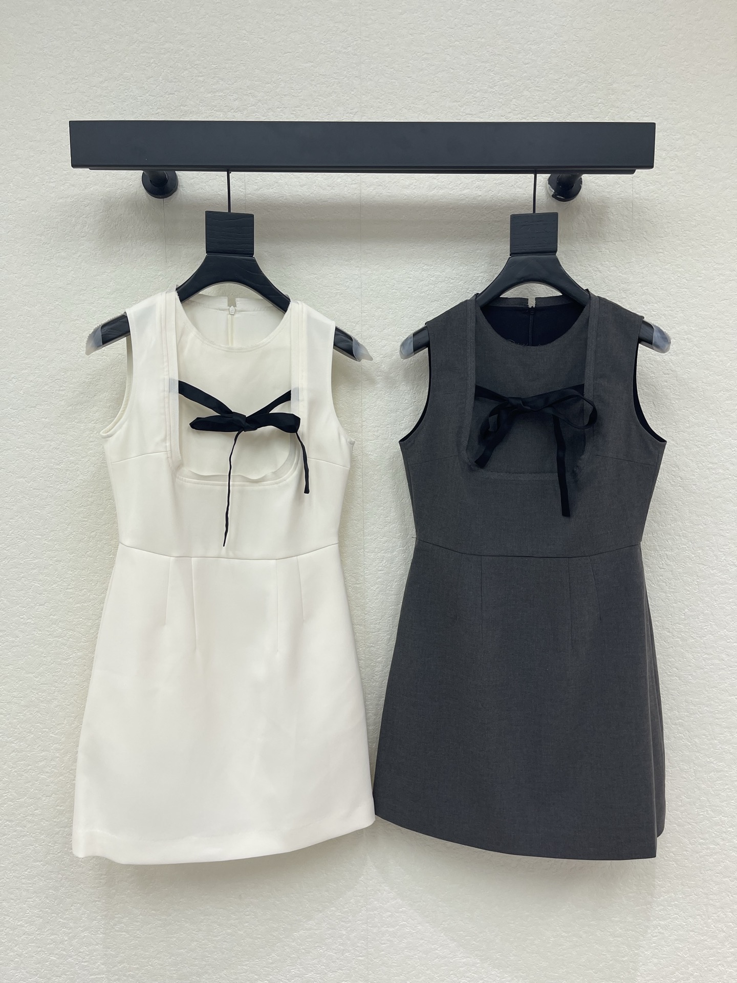 NO:827293,Prad*26 new product, round neck sleeveless dress decorated with sweet age-reducing bows. The finishing bow on the chest instantly injects smart sweetness. It is cute and age-reducing. It has an effortless sense of luxury. Customized fabrics have great texture. The classic waist style is versatile and not picky. The positioning bow design easily creates a sweet atmosphere. SMLXL, prada, skirts,19860909Prad*26新品甜美减龄蝴蝶结装饰圆领无袖连衣裙 胸前的点睛蝴蝶结瞬间注入灵动甜度 可爱又减龄 是毫不费力的高级感没错了 定制面料质感超赞 经典收腰版型百搭不挑人 定位蝴蝶结设计轻松打造出甜美气息SMLXL,,prada,skirts,,Women's clothing