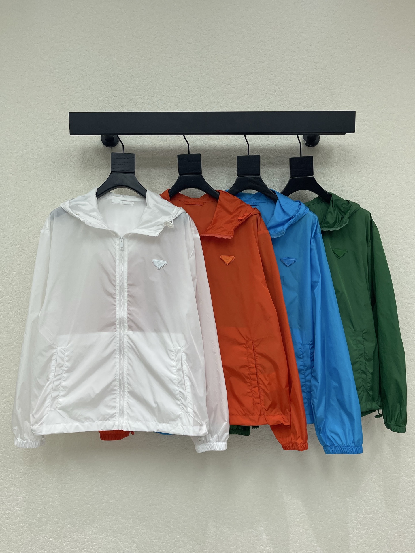 NO:827323,Prad*26 new capsule series, entering summer, colorful summer is essential, hooded sun protection jacket, lightweight nylon material UP is perfect for outdoor activities! Hooded + loose fit, windproof and breathable, a must-have for mountain wear, environmentally friendly nylon, fashionable and practical, easy to control on hiking, cycling, and daily life, full of vitality, easy to cope with changing weather, blue, green, orange, white, SML,, prada, jackets & coats, hats,19860909Prad*26新款胶囊系列,走入夏天,彩色的夏天必不可少,连帽防晒外套,轻薄尼龙材质UP户外活动超适合! 连帽+宽松版型,防风又透气,山系穿搭必备,环保尼龙,时尚又实用,徒步,骑行,日常都能轻松驾驭,活力感满满,轻松应对多变天气,蓝色,绿色,橙色,白色,SML,,prada,jackets & coats,hats,,Women's clothing
