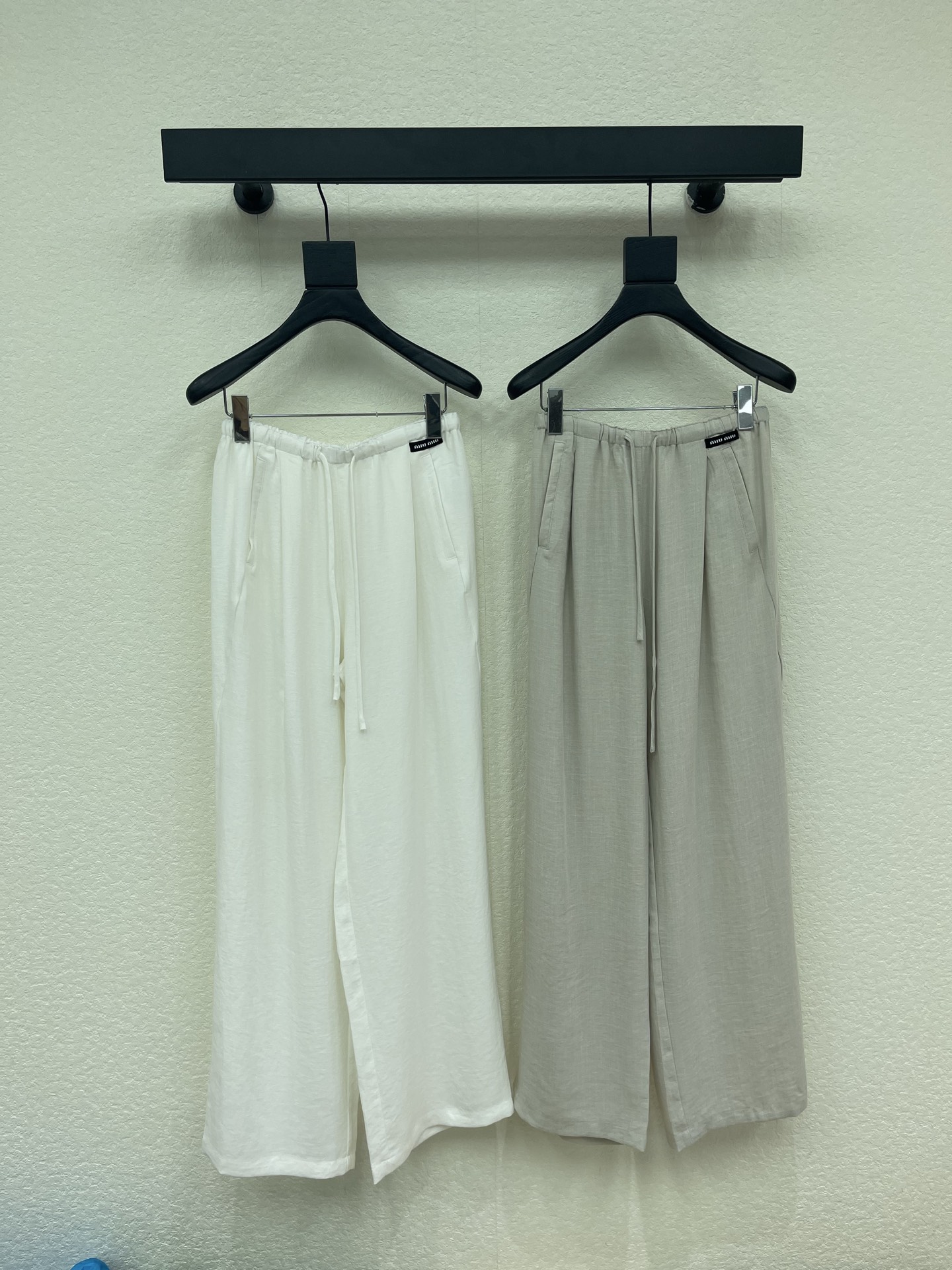 NO:827332,Miumi*26 new drawstring elastic waist casual pants, linen nylon fabric, letter logo design, versatile and high-end colors, good elastic waist tolerance, full of high-end casual feeling, visual feast, a must-have versatile item for all seasons, imitation acetic acid fabric, great texture, full of lazy style, a must-have artifact for goddesses!  The version is versatile and not picky, the lines are elongated and the proportions are so beautiful that you don’t want to miss it!  The quality of workmanship depends on the details SML,,miumiu,19860909Miumi*26新款抽绳松紧腰休闲裤 亚麻锦纶面料 字母徽标设计 颜色百搭高级 松紧腰包容性好 尽显高级随意感 视觉盛宴 四季必入的百搭单品 仿醋酸面料,质感巨好,慵懒范儿十足 女神必入神器！ 版型百搭不挑人 拉长线条比例 上身美的不要不要的！ 做工品质看细节 SML,,miumiu,,Women's clothing