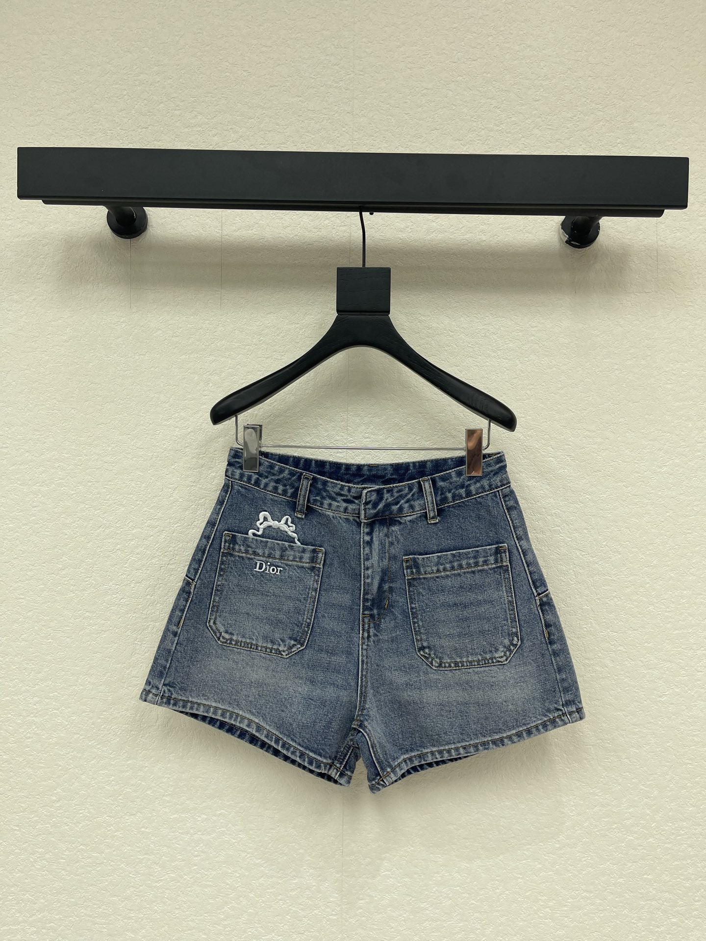 NO:827326,Dio*26 new spring and summer new product, a set of denim trousers and shorts with double pockets on the front embroidered in stock, customized pure cotton siro denim fabric, buckle buttons, double front pocket design, slim fit and long legs, embroidered letter design on the front pocket, customized leather tag on the back waist, customized hardware accessories, a must-have in early spring and summer. A set of shorts, trousers, and a set will look more noble and elegant SML,, dior, shorts,19860909Dio*26春夏新品前双口袋刺绣牛仔长裤短裤一套现货,定制纯棉赛络纺牛仔面料,卡扣纽扣,前双口袋设计,修身显腿长版型,前口袋刺绣字母设计,后腰定制皮牌特色点缀,定制五金配饰,早春夏必入.短裤、长裤、一套搭配更显高贵典雅SML,,dior,shorts,,Women's clothing