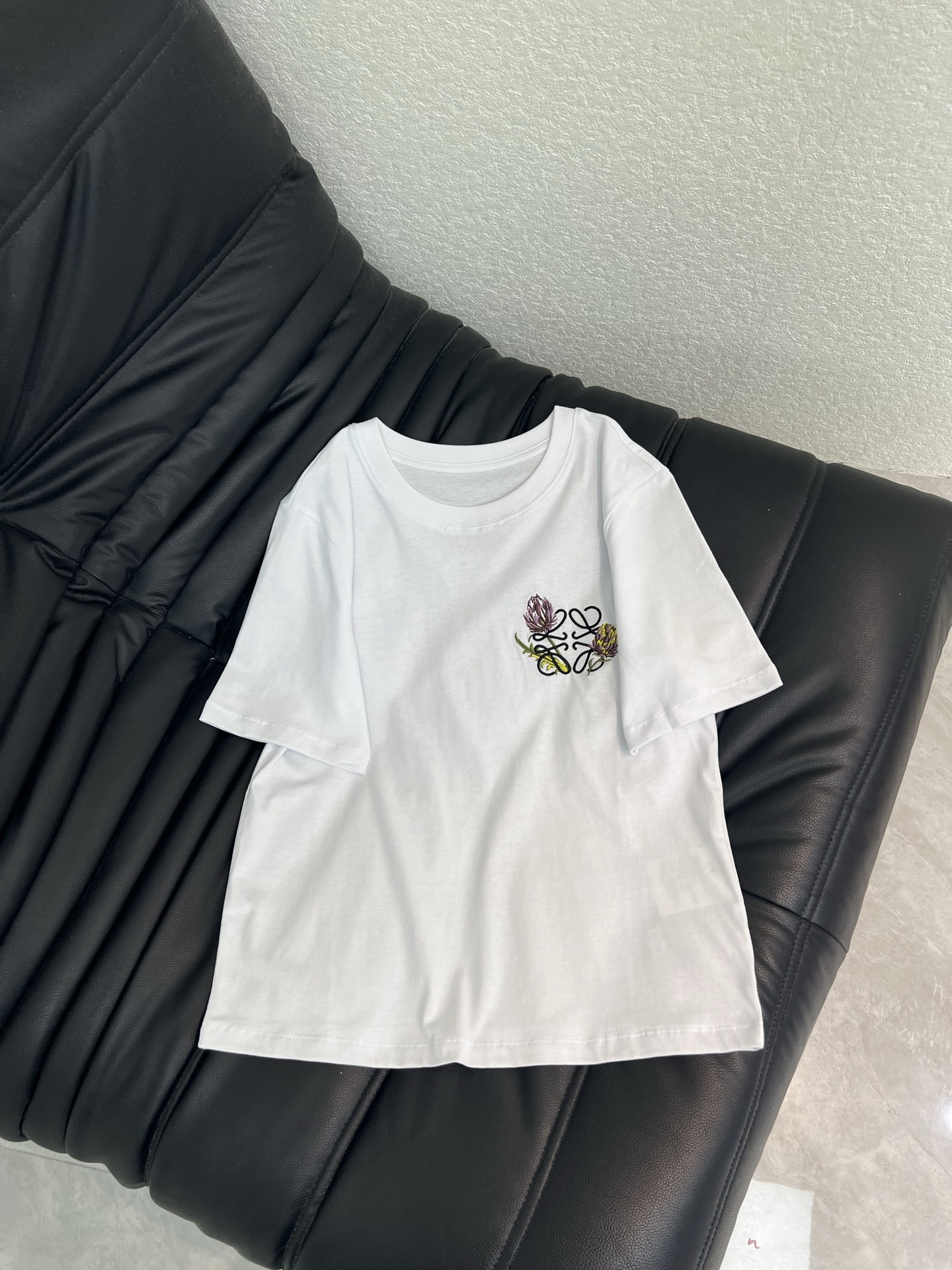 NO:827313,Loew* Paula's lbiza series artichoke embroidery short-sleeved T-shirt, made of pure cotton, soft and skin-friendly, super breathable, super comfortable to wear in summer! White bottom + artichoke embroidery, inspired by the natural style of Ibiza, full of artistic sense, regular fit, moderate length, looks great with jeans or shorts, easy to switch between commuting or vacation style, exquisite embroidery technology, must-have details, comfortable and design, a must-have for summer wardrobe! SML  A,,loewe,loewe,shorts,jeans,T-shirt,tees,t-shirt,19860909Loew*罗意Paula's lbiza系列洋蓟刺绣短袖T恤,采用纯棉,柔软亲肤,透气性超棒,夏天穿超舒服!白色底+洋蓟刺绣,灵感来自伊比萨岛自然风情,艺术感满满,常规版型,长度适中,搭配牛仔裤或短裤都很赞,轻松切换通勤or度假风,刺绣工艺精致,细节控必入,舒适又有设计感,夏日衣橱必备! SML A,,loewe,loewe,shorts,jeans,T-shirt,tees，t-shirt,,Women's clothing