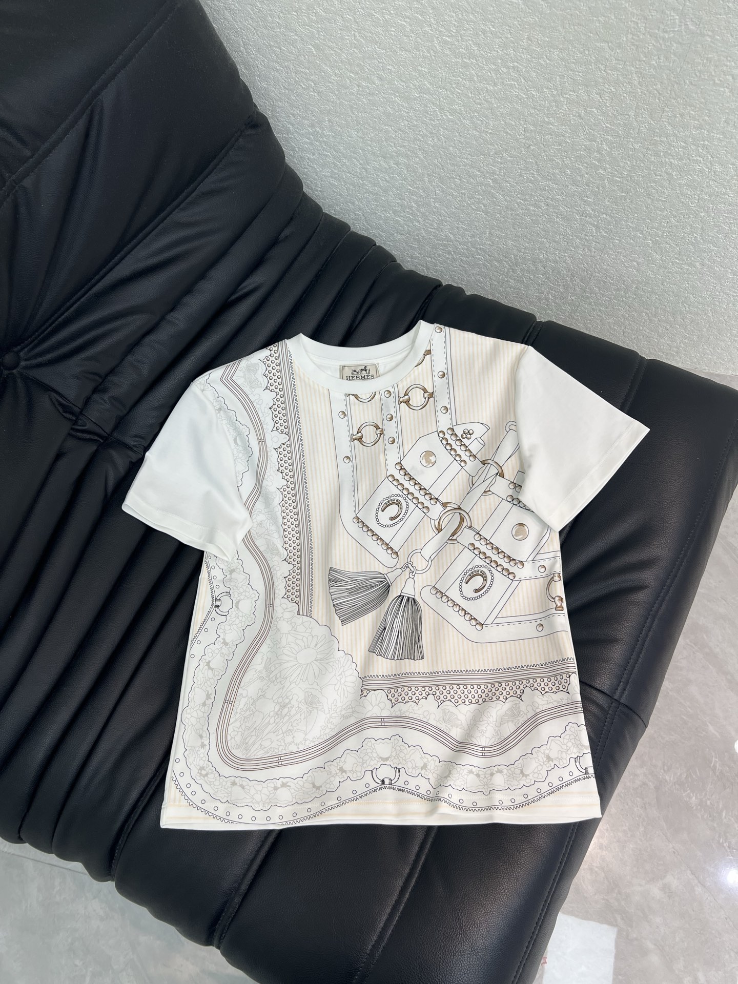 NO:827351,Herme*26 new spring and summer tassel button printed short-sleeved T-shirt!  Customized cotton material with delicate texture, comfortable and breathable. White main color with exquisite patterns. Integrated with horsebit, tassels and other classic elements. Rich artistic style. Stylish and casual, it can be worn alone or worn inside. White SML A, hermes, T-shirt, tees, t-shirt,19860909Herme*26春夏新款流苏扣印花短袖T恤！定制全棉材质 质感细腻 舒适透气 白色主色调精致图案 融合马衔扣、流苏等经典元素 艺术风格层次丰富 时髦休闲单穿内搭都出彩时髦.白色SML A,,hermes,T-shirt,tees，t-shirt,,Women's clothing