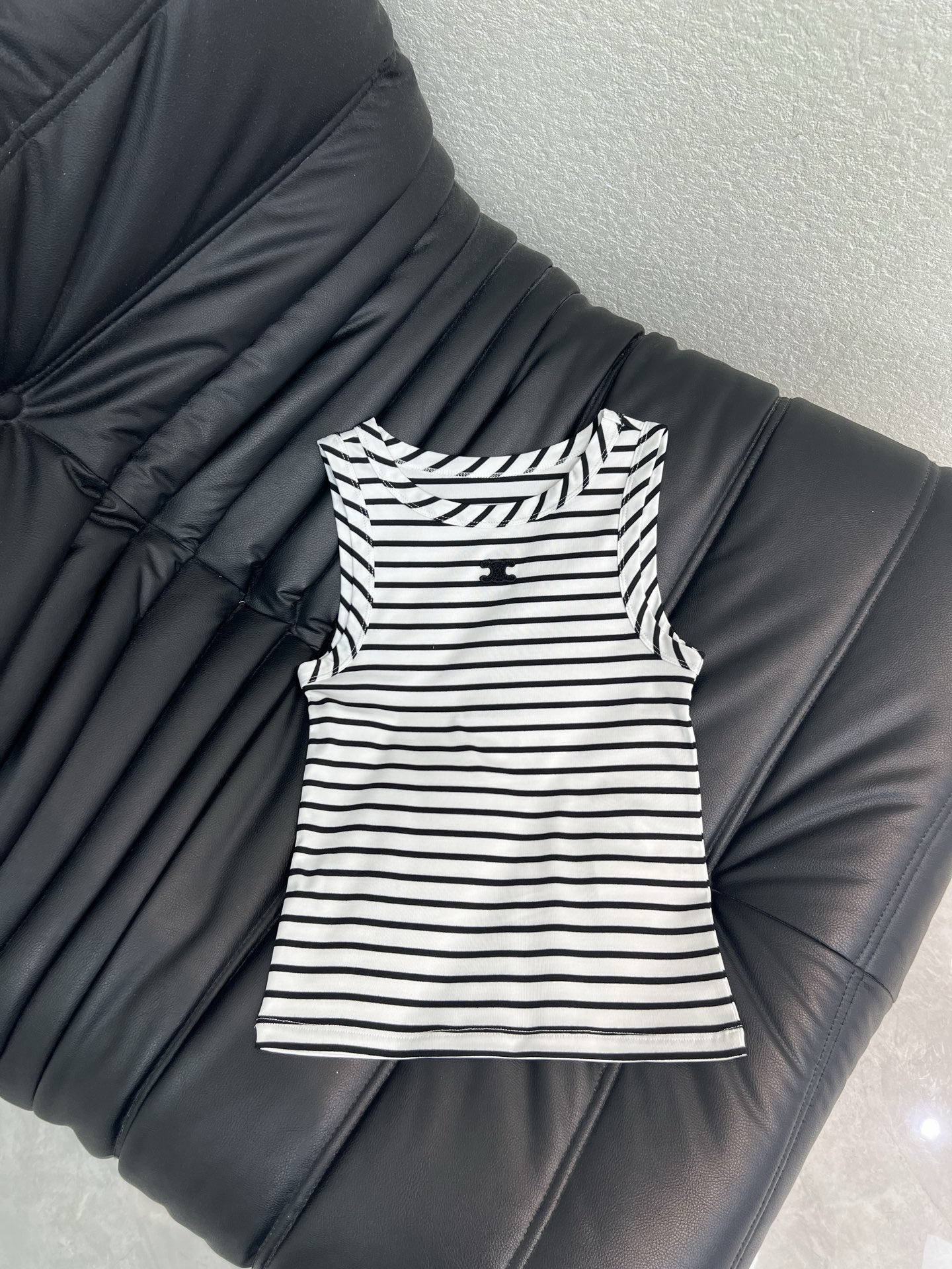 NO:827302,Celin*26 spring and summer series striped vest, black and white navy stripes + embroidered logo on the chest, soft and skin-friendly, super comfortable to wear in summer! The sleeveless design is simple and versatile, it can be worn alone or as an inner layer, and it goes well with shorts, jeans, and skirts ~ French elegance + practicality, easy to control for commuting and vacation, it is a must-have classic item for the wardrobe. SML,,celine,skirts,shorts,jeans,19860909Celin*26春夏系列条纹背心,黑白海军条纹+胸前刺绣Logo,柔软亲肤,夏天穿超舒服!无袖设计简约百搭,单穿or内搭都OK,配短裤,牛仔裤,裙装都很出彩~法式优雅+实用性,通勤度假都能轻松驾驭,是衣橱必备经典单品.SML,,celine,skirts,shorts,jeans,,Women's clothing