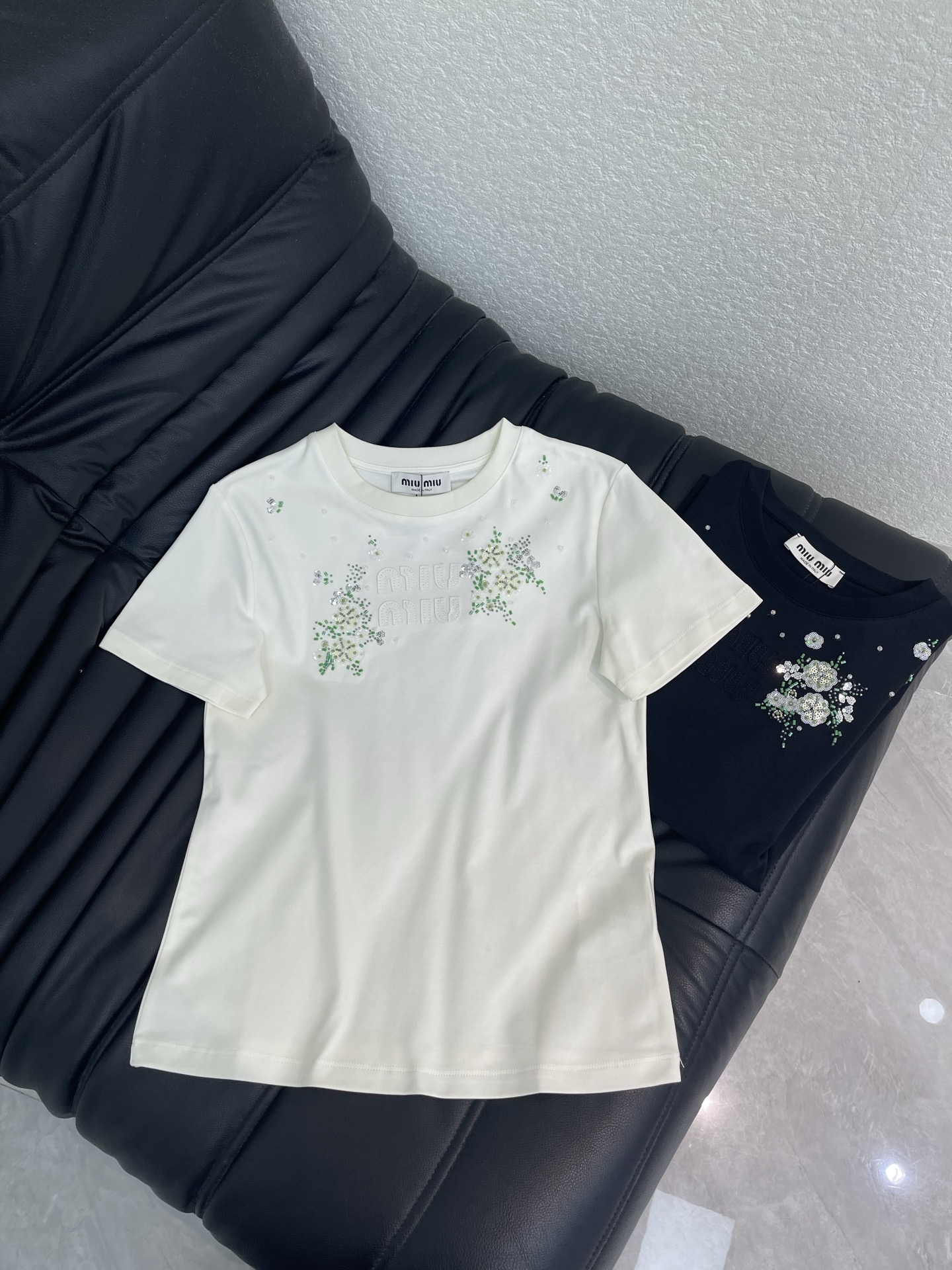 NO:832974,Miumi*26 new spring and summer new heavy-beaded short-sleeved T-shirt. Hand-beaded flowers + patch letters on the chest, exquisite and layered, regular fit, versatile and slim, easy to control for daily commuting, dating, and vacation. It looks great with jeans or skirts~SML,,miumiu,skirts,jeans,T-shirt,tees,t-shirt,19860909Miumi*26春夏新款重工钉珠短袖T恤.胸前手工钉珠花朵+贴布字母,精致又有层次感,常规版型,百搭显瘦,日常通勤、约会、度假都能轻松驾驭,搭配牛仔裤或半裙都很出彩~SML,,miumiu,skirts,jeans,T-shirt,tees，t-shirt,,Women's clothing