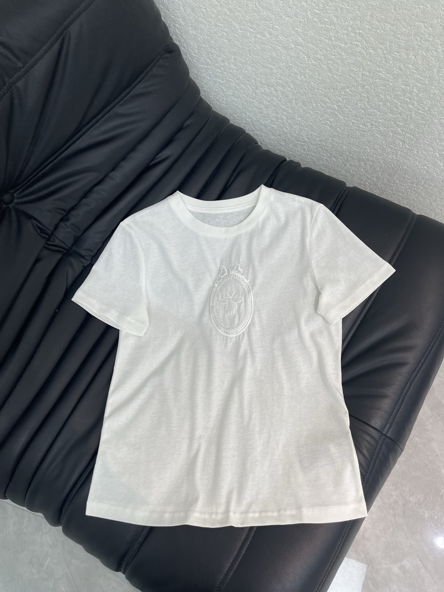 NO:833673,Dio*26 new spring and summer short-sleeved T-shirt, oval logo on the chest + bow embroidery, perfect details. The cotton fabric is soft and breathable, super comfortable for daily wear. The short-sleeved round neck design is simple and fashionable. It goes well with jeans or skirts. It can easily create an elegant and casual style. A must-buy for fashion lovers!  SML,,dior,skirts,jeans,T-shirt,tees,t-shirt,19860909Dio*26春夏新款短袖T恤,胸前椭圆徽标+蝴蝶结刺绣,细节满分.棉质面料柔软透气,日常穿着超舒适.短袖圆领设计,简约又时髦,搭配牛仔裤或半裙都很出彩,轻松打造优雅休闲风,时尚爱好者必入！SML,,dior,skirts,jeans,T-shirt,tees，t-shirt,,Women's clothing