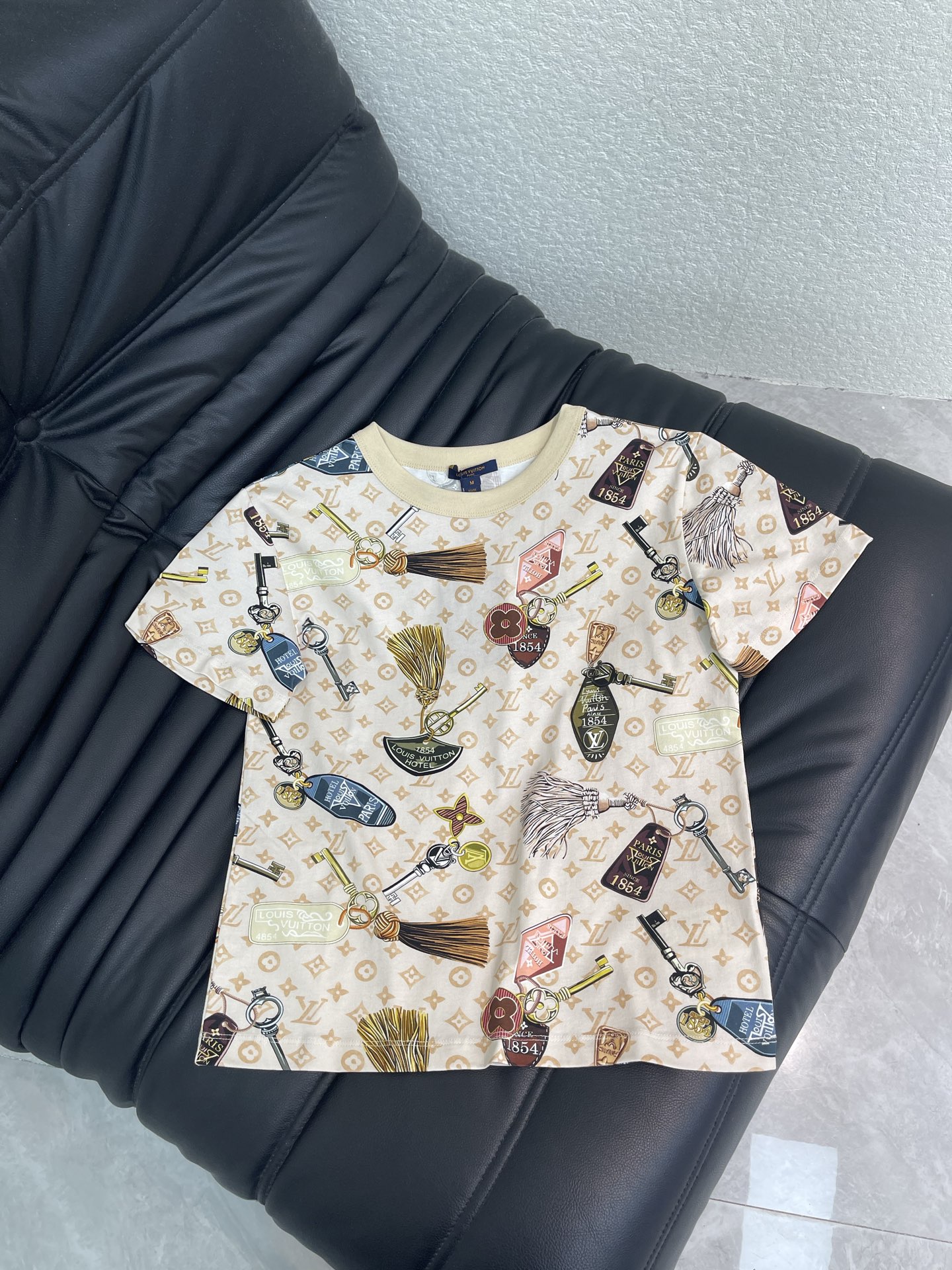NO:827341,Louis Vuitto*26 new spring and summer reactive key tassel printed short-sleeved T-shirt!  Customized cotton material, breathable and comfortable, full of texture, embellished with keys, tassels, badges and other elements, retro and artistic, full of brand sense and interesting, youthful atmosphere. Loose fit, tolerant of various body types, casually matched with jeans, looks stylish when worn alone. SML, Louis Vuitton, jeans, T-shirt, tees, t-shirt,19860909Louis Vuitto*26春夏新款活性钥匙流苏印花短袖T恤！定制全棉材质 透气舒适 质感十足 钥匙、流苏、徽章等元素点缀 复古又艺术感满满品牌感满满又很有趣味感青春气氛骤增 宽松版型 包容多种身材 随便配牛仔裤 单穿内搭都出彩时髦.SML,,louis vuitton,jeans,T-shirt,tees，t-shirt,,Women's clothing
