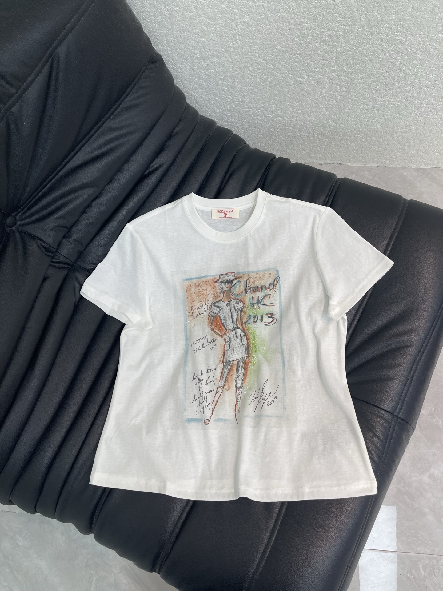 NO:827276,Chane*26 new product exquisitely printed beaded short-sleeved T-shirt. High-end fabric. Skin-friendly, breathable and comfortable. Iconic letter pattern is low-key and luxurious. Age-reducing girlhood!  A must-have artifact for Bai Fumei!  The classic version is versatile and easy to wear. It is highly recommended to keep it for yourself!  The quality of workmanship depends on the details SML A,,chanel,T-shirt,tees,t-shirt,19860909Chane*26新品精致印花订珠短袖T恤 高订面料 亲肤透气舒适 标志性字母图案低调奢华 减龄少女时代！白富美必备神器！ 经典版型百搭不挑人 强烈推荐自留款！ 做工品质看细节 SML A,,chanel,T-shirt,tees，t-shirt,,Women's clothing