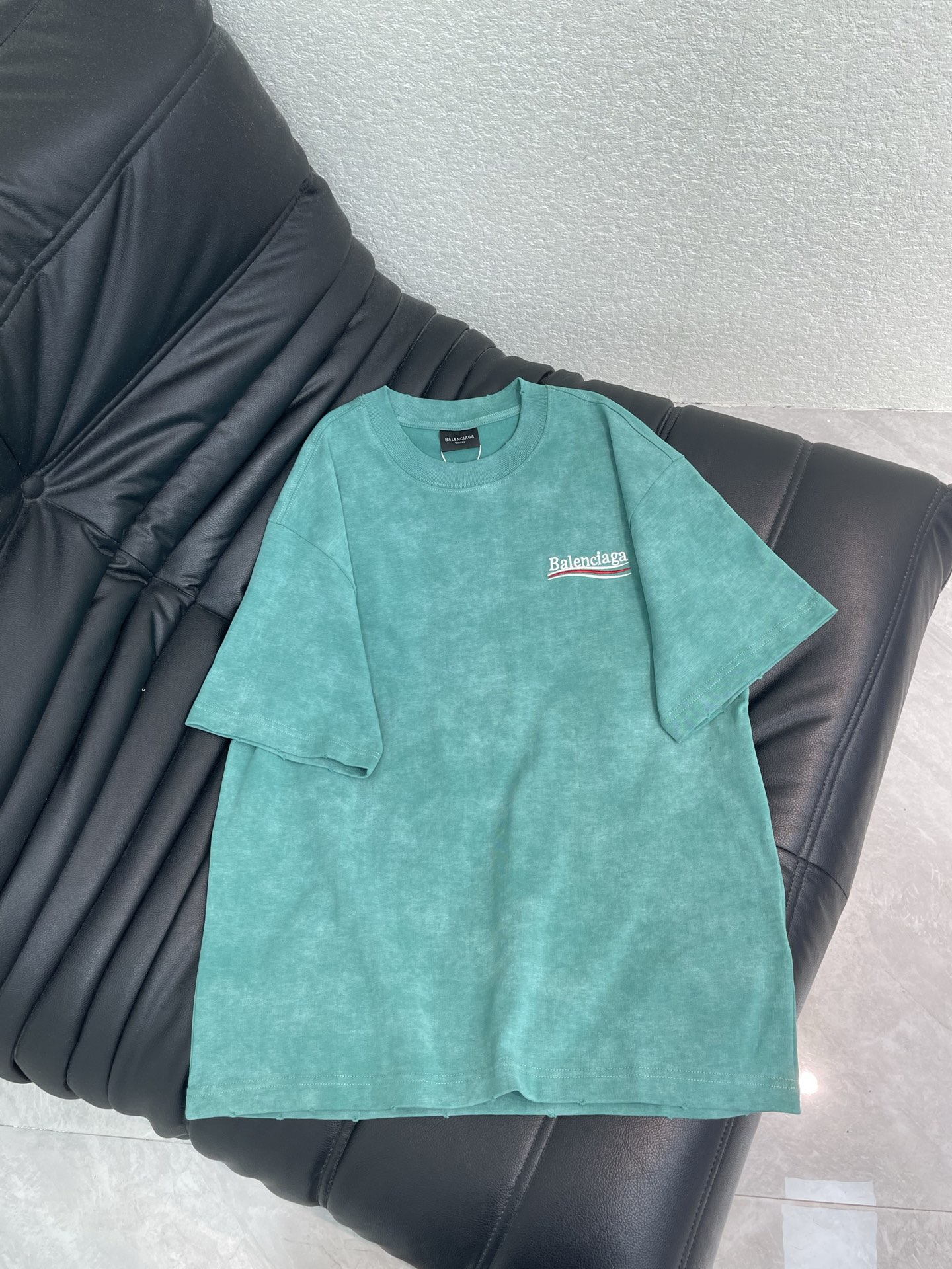 NO:833639,Balenciag*26 new style short-sleeved T-shirt with wavy Coca-Cola letter logo embroidery on the front and back. Made of washed pure cotton fabric, the upper body is soft and comfortable. Full of retro flavor, the upper body of both men and women is super handsome!  The os version is not picky at all. It is a basic casual T-shirt. The overall design is simple and fashionable, very grand and clean. The details are just right, not too exaggerated, and it looks very design. The same style for men and women, fashionable, versatile and easy to wear! S-XL,, balenciaga, T-shirt, tees, t-shirt,19860909Balenciag*26新款前后幅波浪可乐字母logo刺绣短袖T恤.采用水洗纯棉面料打造,上身柔软舒适.复古味十足 男女上身都超帅！os版型完全不挑人,基础版型的休闲T恤,整体设计简洁时尚,十分大气干净.细节恰到好处,不会很夸张,又显得很有设计感.男女同款,时尚百搭又好穿! S-XL,,balenciaga,T-shirt,tees，t-shirt,,Women's clothing