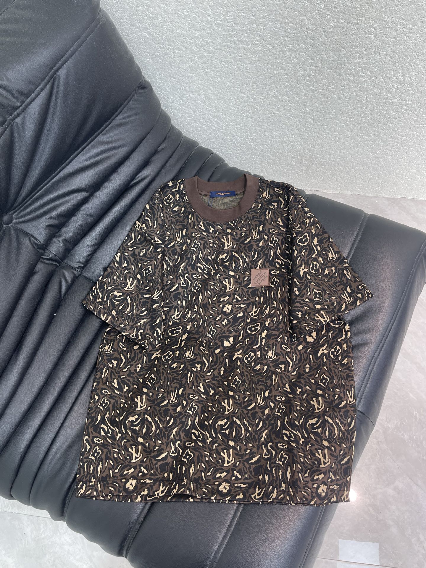 NO:833646,Louis Vuitto*26 new leopard print letter jacquard logo embroidered round neck short-sleeved T-shirt, same style for men and women!  Classic and simple logo design, high-gram heavy-wash pure cotton fabric, pure cotton is breathable, very refreshing and comfortable for daily wear. The rib knitting on the neckline is smooth and tight, and the neckline will not be skewed if you toss it at will. The loose version, you will find that it really looks good on the upper body, the overall is minimalist and neat, super versatile for daily wear!  Pair it casually with a pair of pants for a youthful look. A T-shirt will make your outfit crazy. It is a fashionable item that can never go wrong!  S-XL,,louis vuitton,T-shirt,tees,t-shirt,19860909Louis Vuitto*26新款豹纹满印字母提花logo刺绣圆领短袖T恤,男女同款！经典简约logo设计,高克重洗水纯棉质面料,纯棉透气,日常穿着非常清爽穿感舒适,领口的罗纹针织平整紧密,随意折腾都不会领口歪斜,宽松版型,上身你就会发现真的好好看,整体极简利落,超级日常百搭！随随便便搭配一条裤子就是青春的样子,一件t恤就能为你的穿搭疯狂,绝不会出错的时髦单品！S-XL,,louis vuitton,T-shirt,tees，t-shirt,,Women's clothing